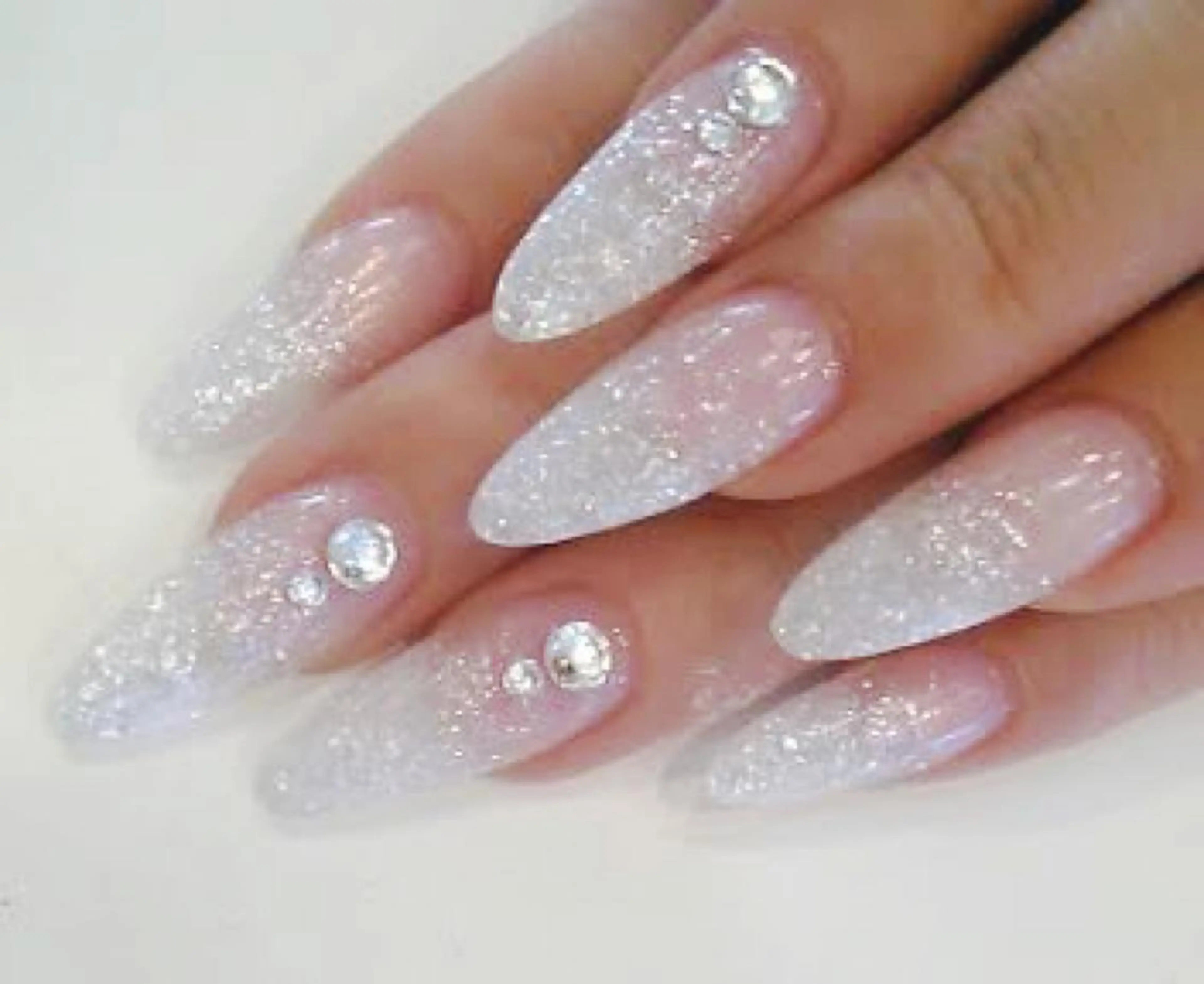 ロング ネイル ラメ(グリッター) ラメグラデーション スカルプネイル ストーンネイル シャルムネイル ビューティーの眉毛・アイブロウイメージ