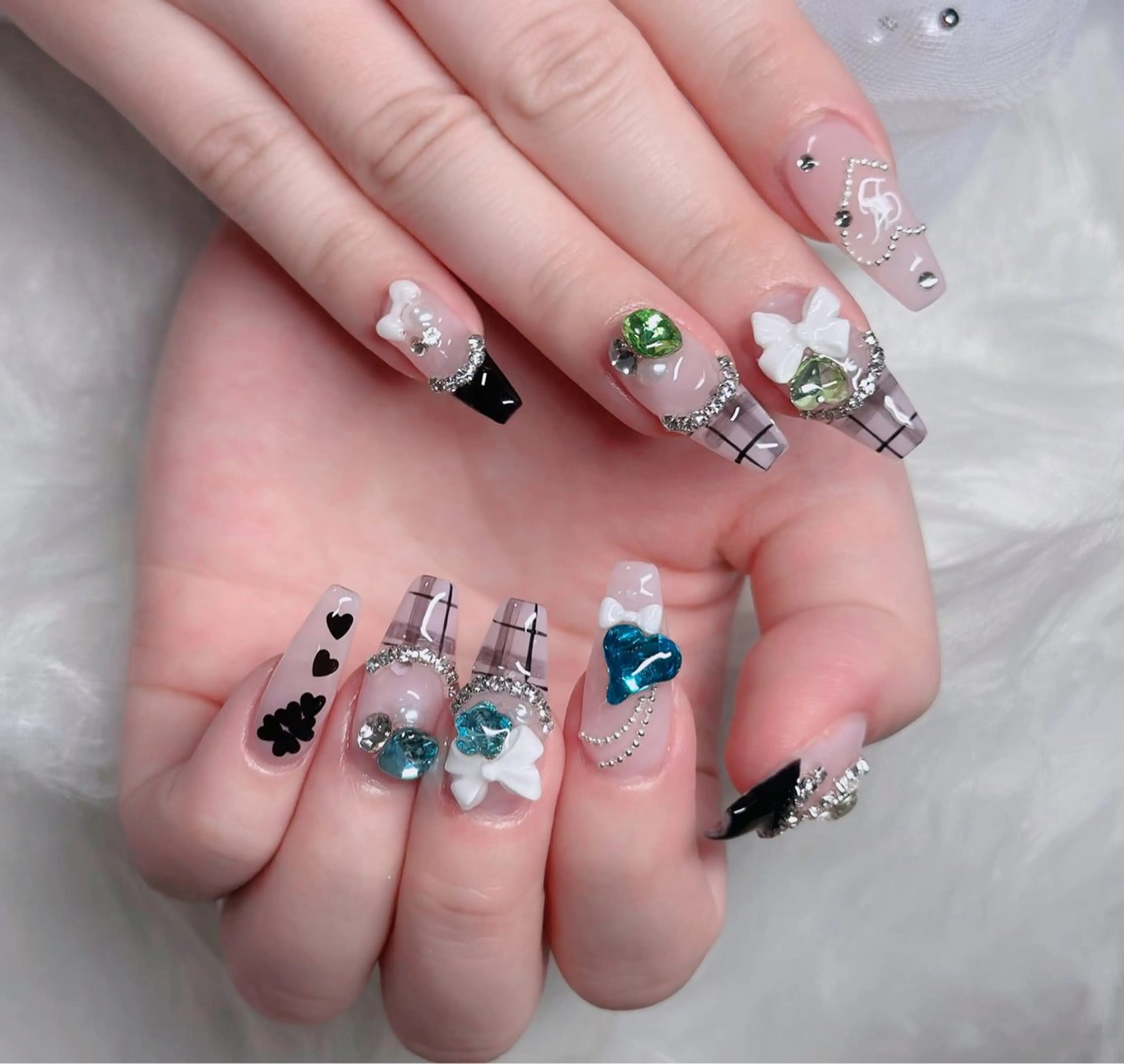 ネイル オーロラネイル フレンチネイル ジェルネイル ハロウィン キラキラネイル ハンドネイル H.baby Nail Salonのネイルデザイン