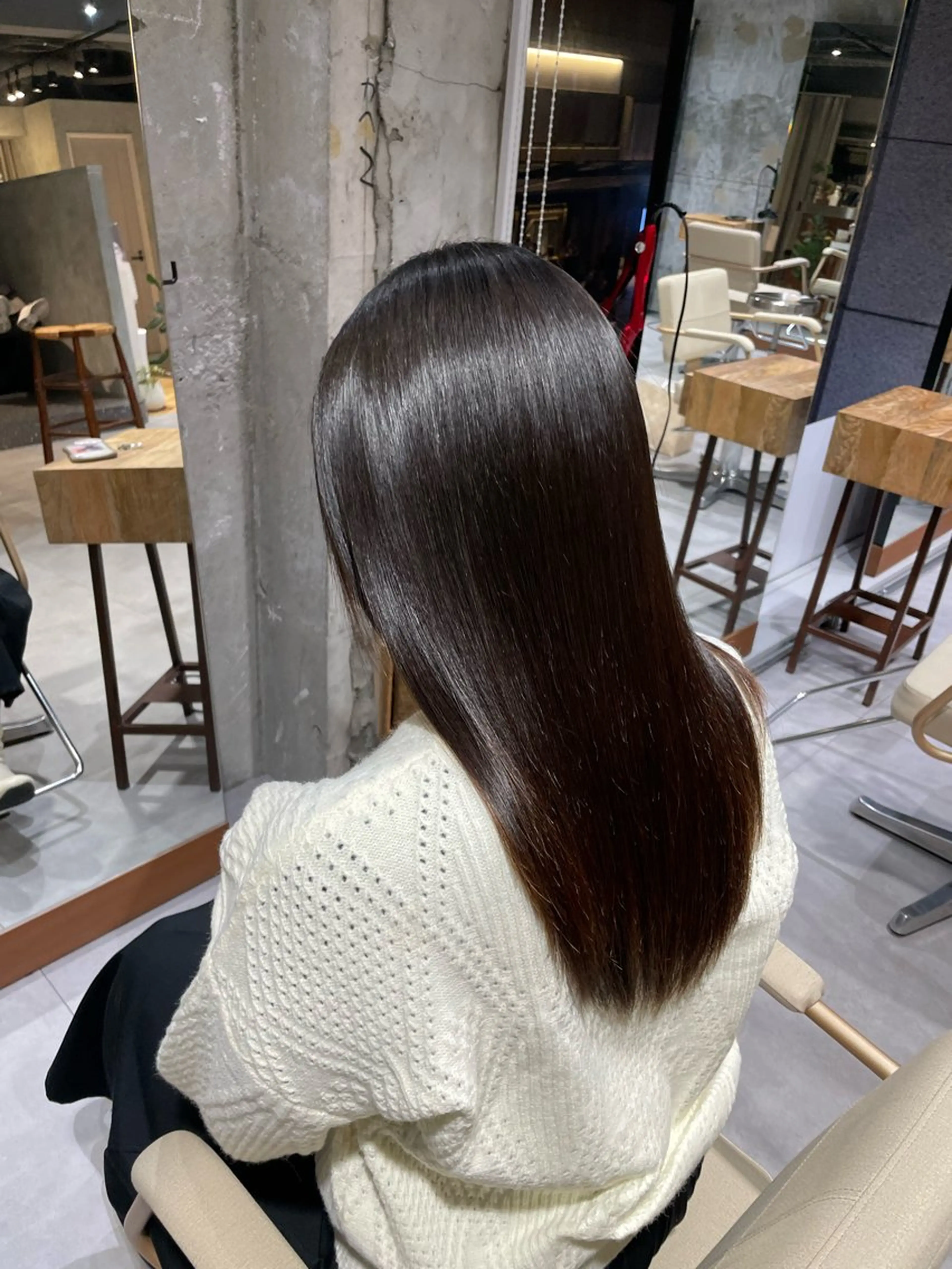 セミロング esse大阪茶屋町店所属・レイヤーカット 新井田陽寿のヘアスタイル