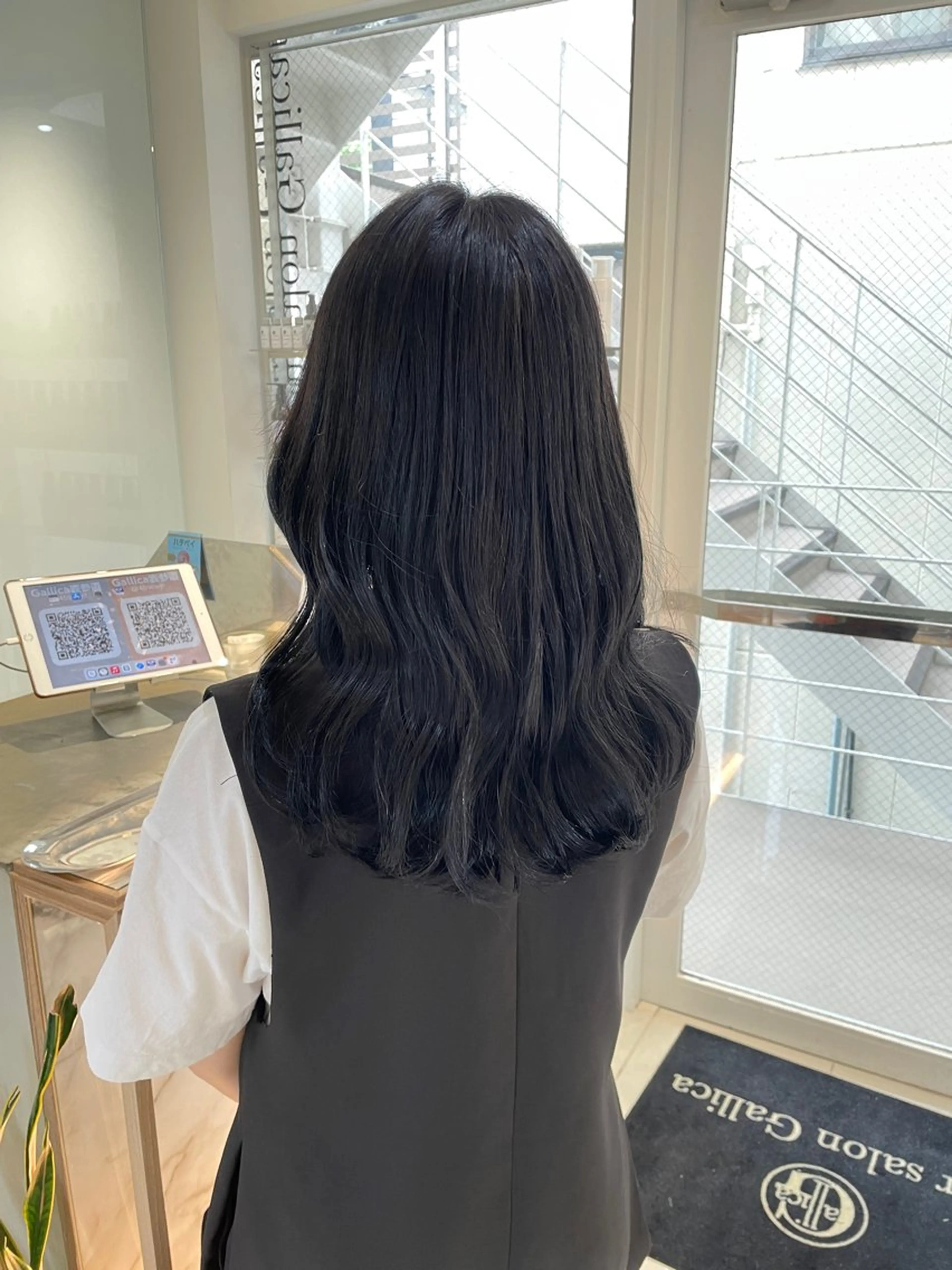 ロング カラー ヘアアレンジ 黒髪 ブルーカラー ブルーブラック ヘアカラー トリートメント ヘッドスパ ヘアセット 艶髪✨寒色カラー✨ 翁長孝輔のヘアスタイル