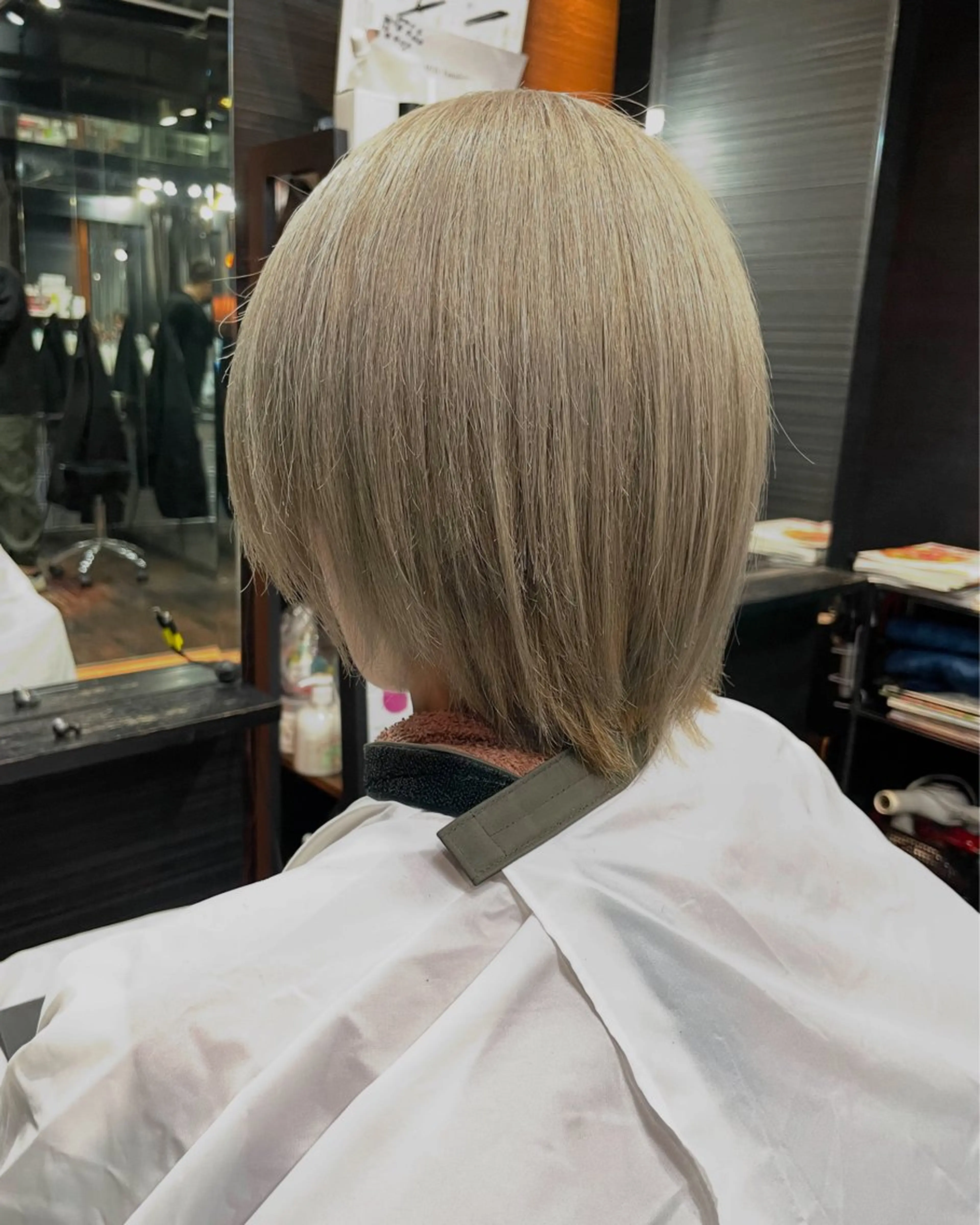 ショート カラー アッシュ アッシュブロンド ブリーチ ブロンド カット ヘアカラー トリートメント 山本 雅由のヘアスタイル