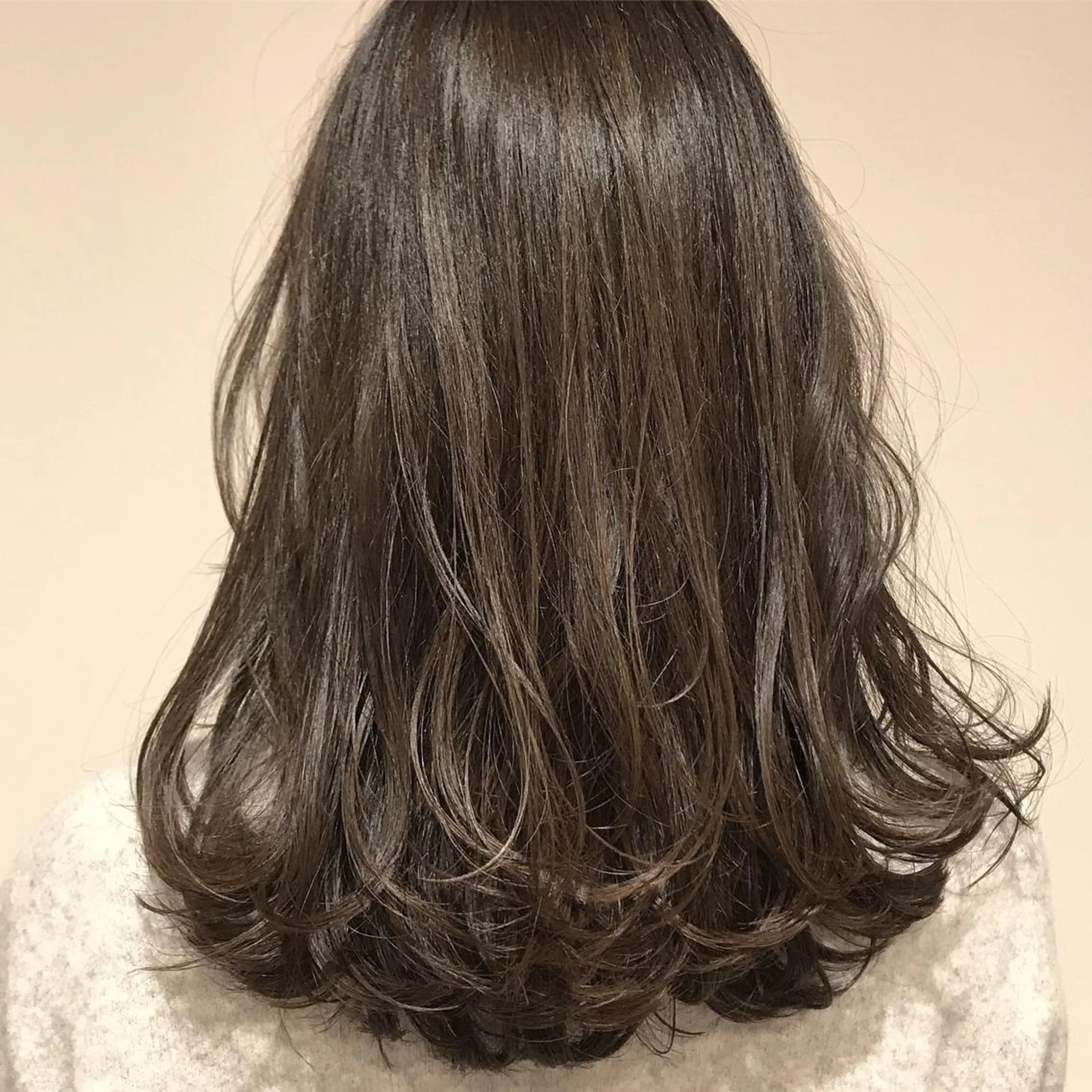 セミロング カラー アッシュ ベージュカラー ハイライトカラー イルミナカラー ハイライト AMI Hair  supply所属・髪質改善カラー韓国風 レイヤーtudaのヘアスタイル