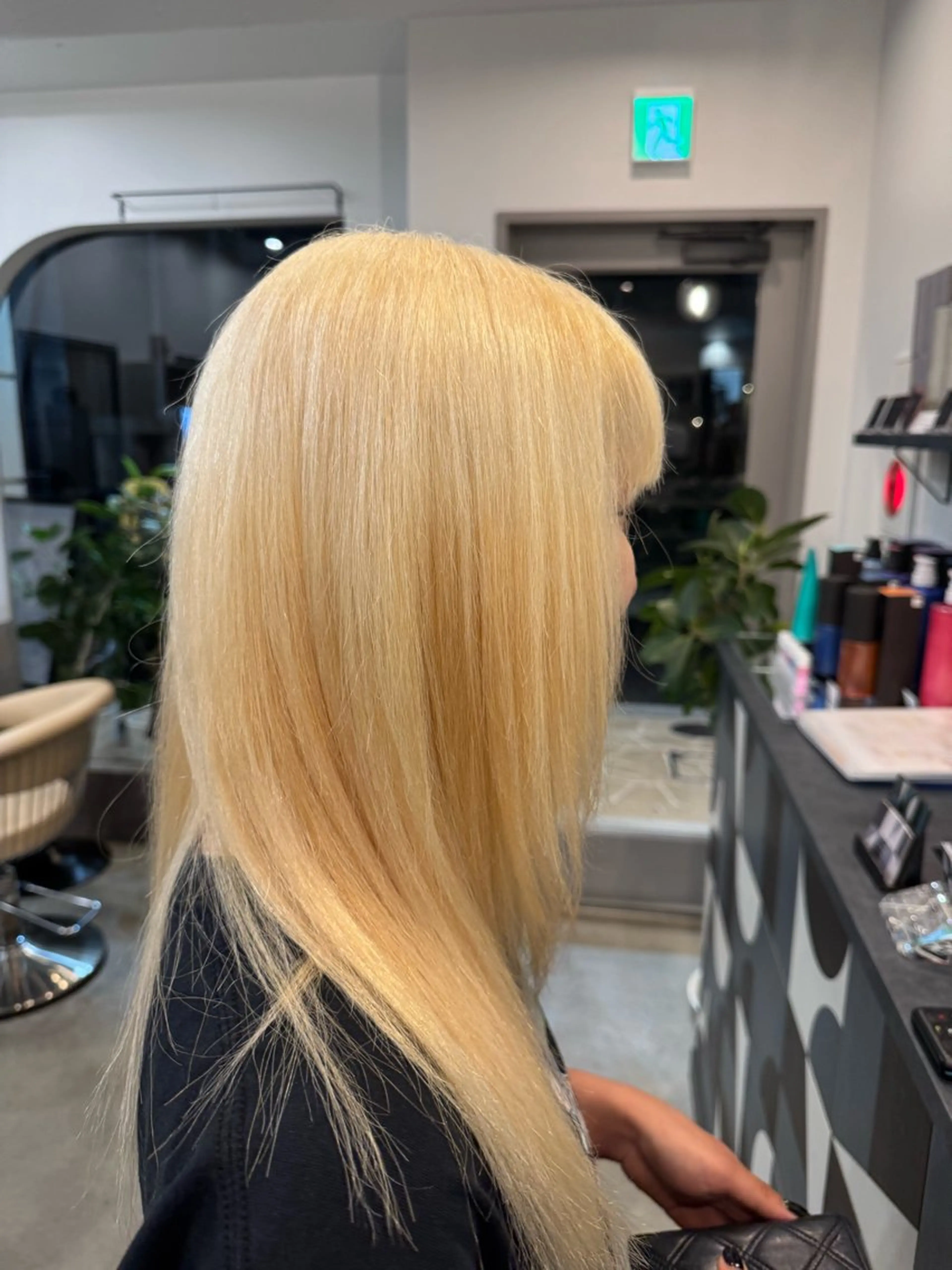 セミロング カラー ブリーチ 抜きっぱなしブロンド ブロンド ヘアカラー dog star 関 海斗のヘアスタイル