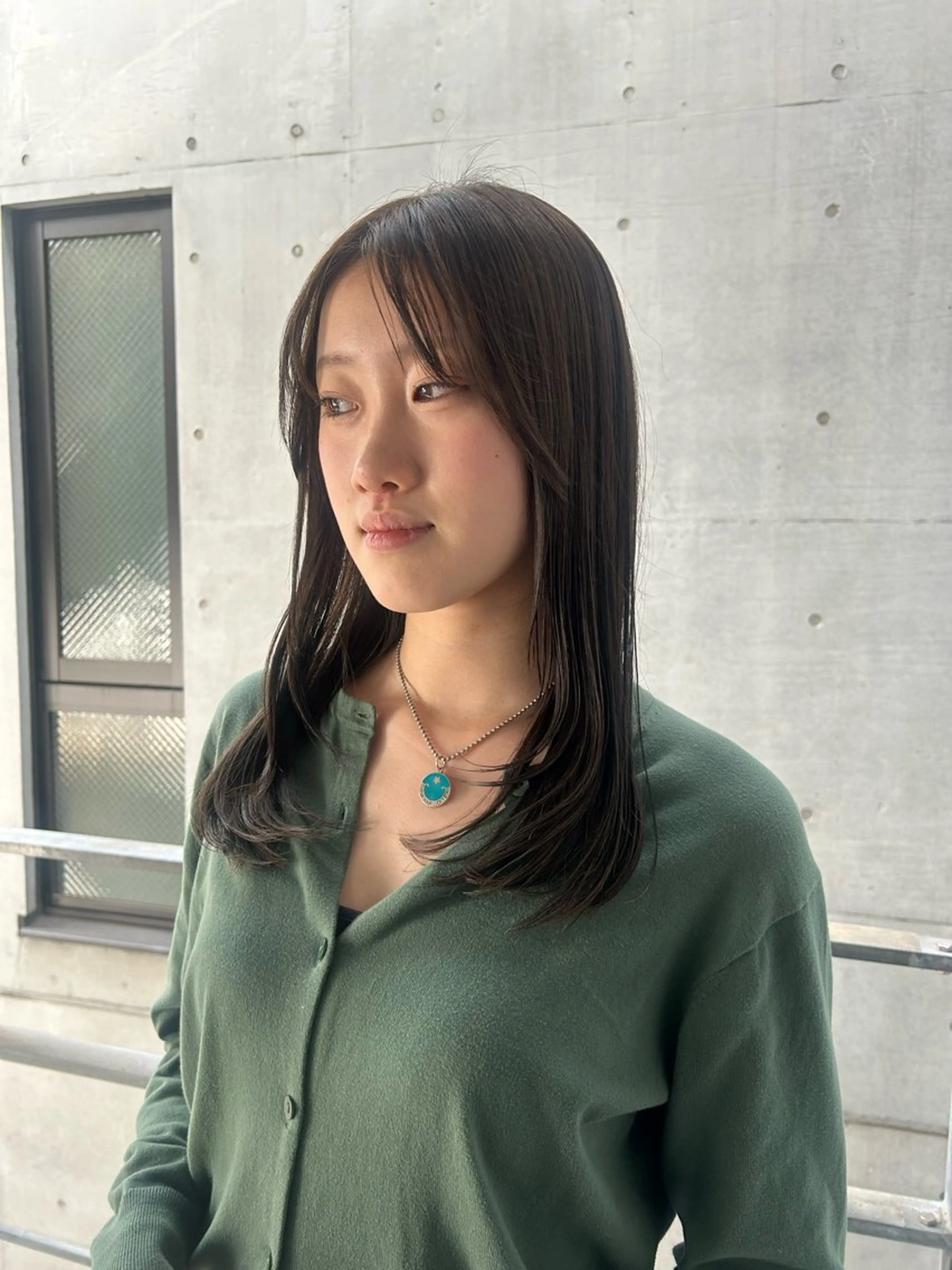 ミディアム カラー ブラウンカラー 透明感カラー オリーブブラウン 顔まわりレイヤー 顔周りカット カット ヘアカラー yumeka🩶ボブ 暖色/透け感カラーのヘアスタイル