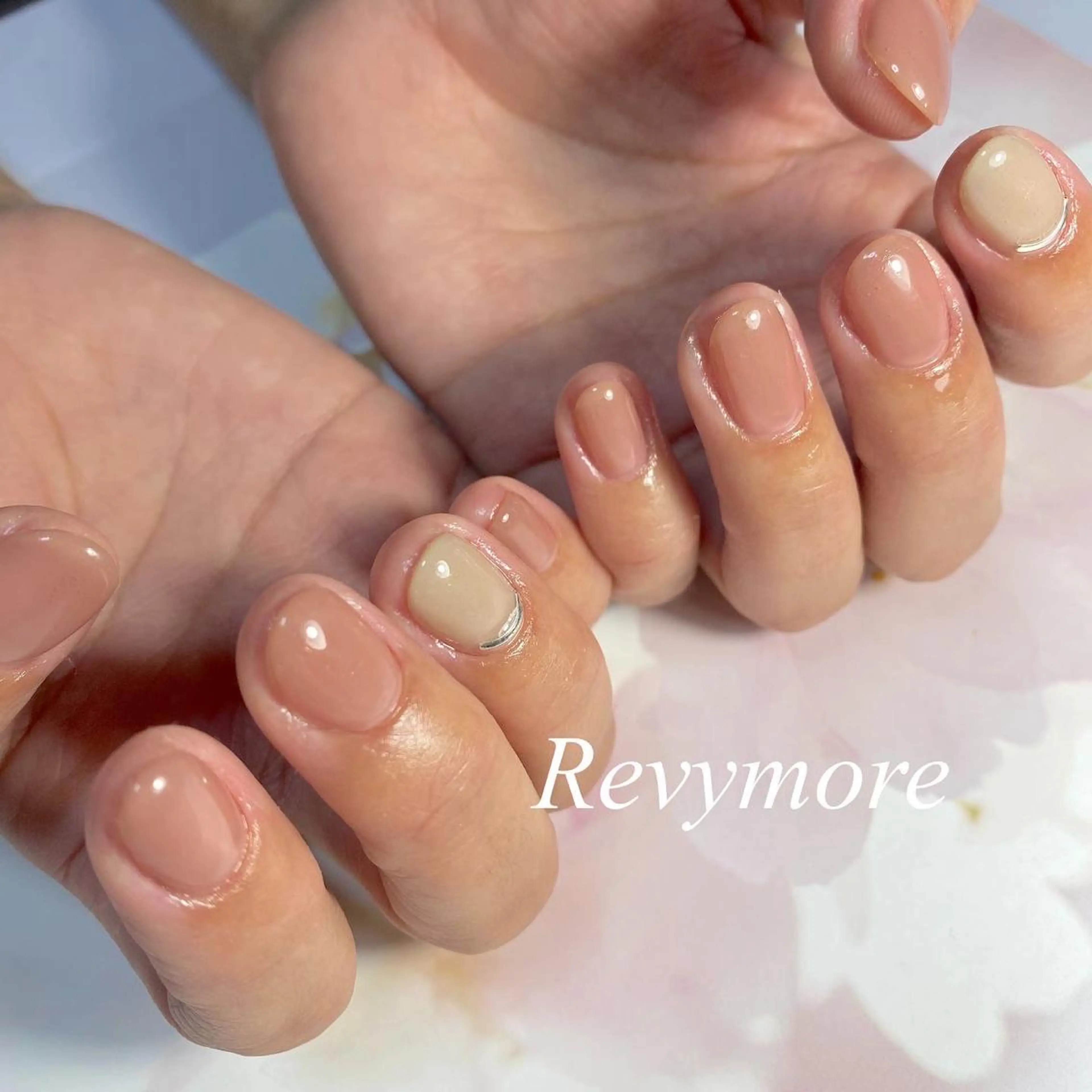 ショート ネイル ジェルネイル ニュアンスネイル オフィスネイル ワンカラーネイル シンプルネイル nail salon Revymoreのネイルデザイン