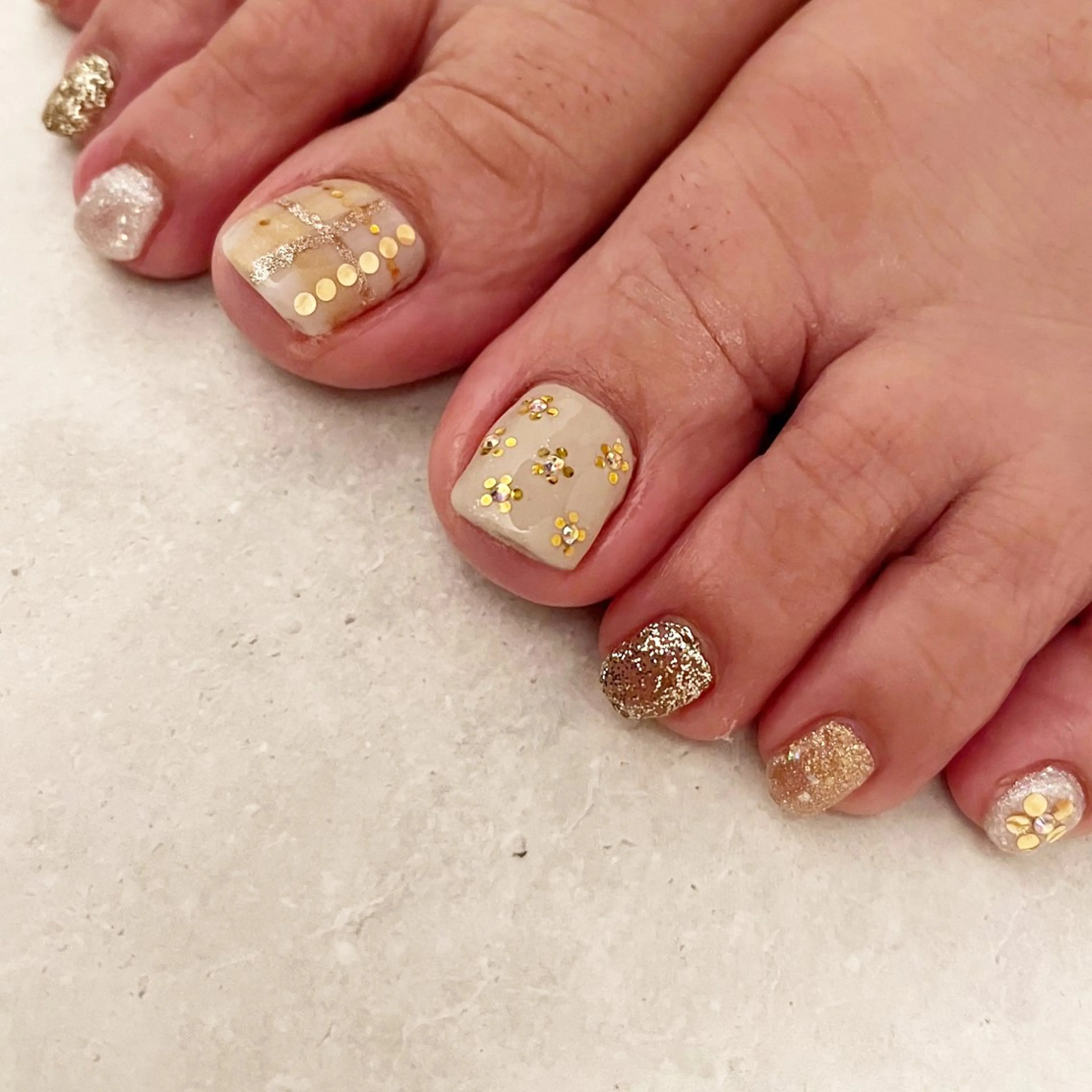 ネイル ホワイト フットネイル K Aのネイルデザイン