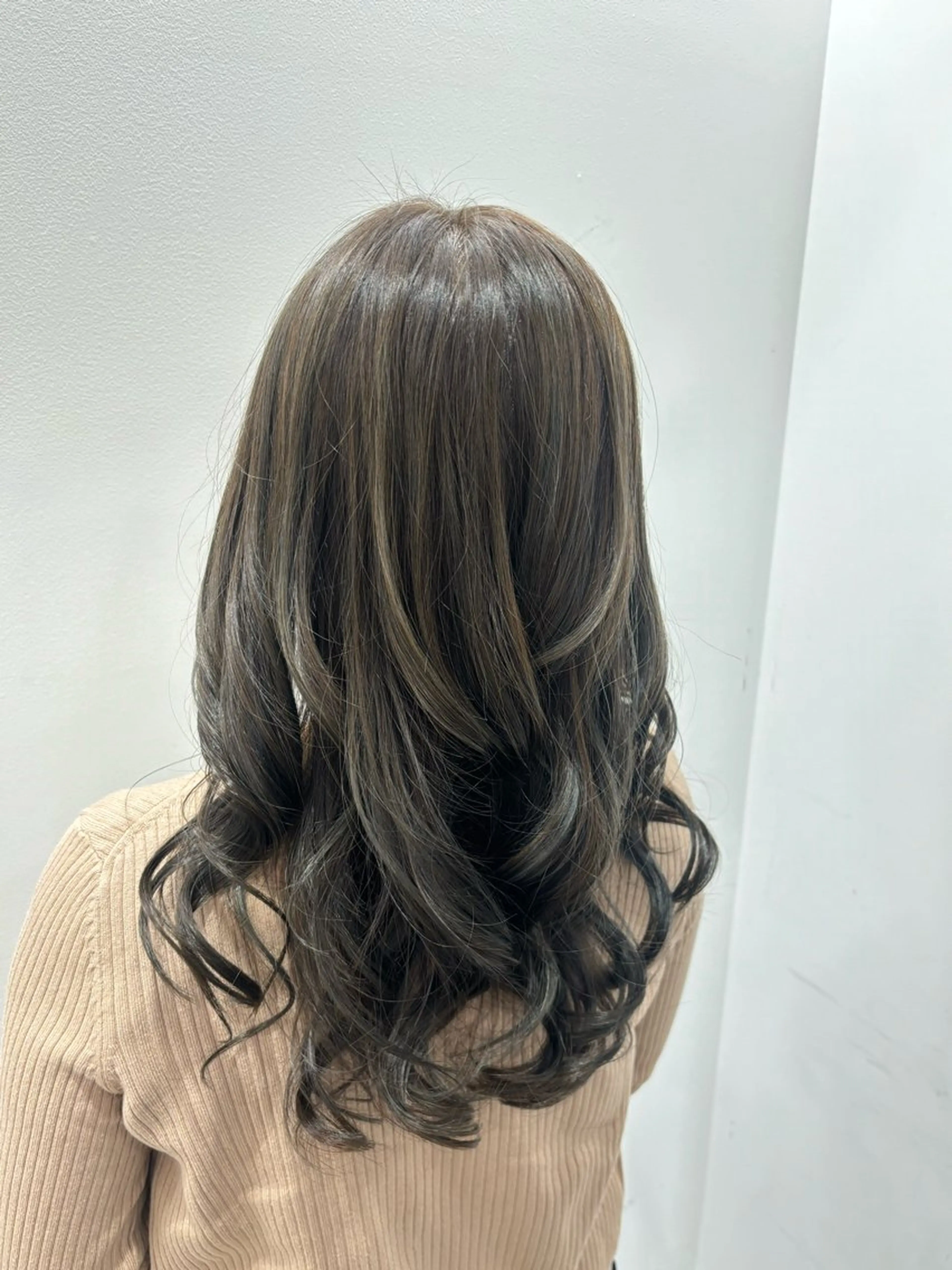 カラー ブリーチ ブリーチなしカラー オリーブカラー ホソダ ルミのヘアスタイル