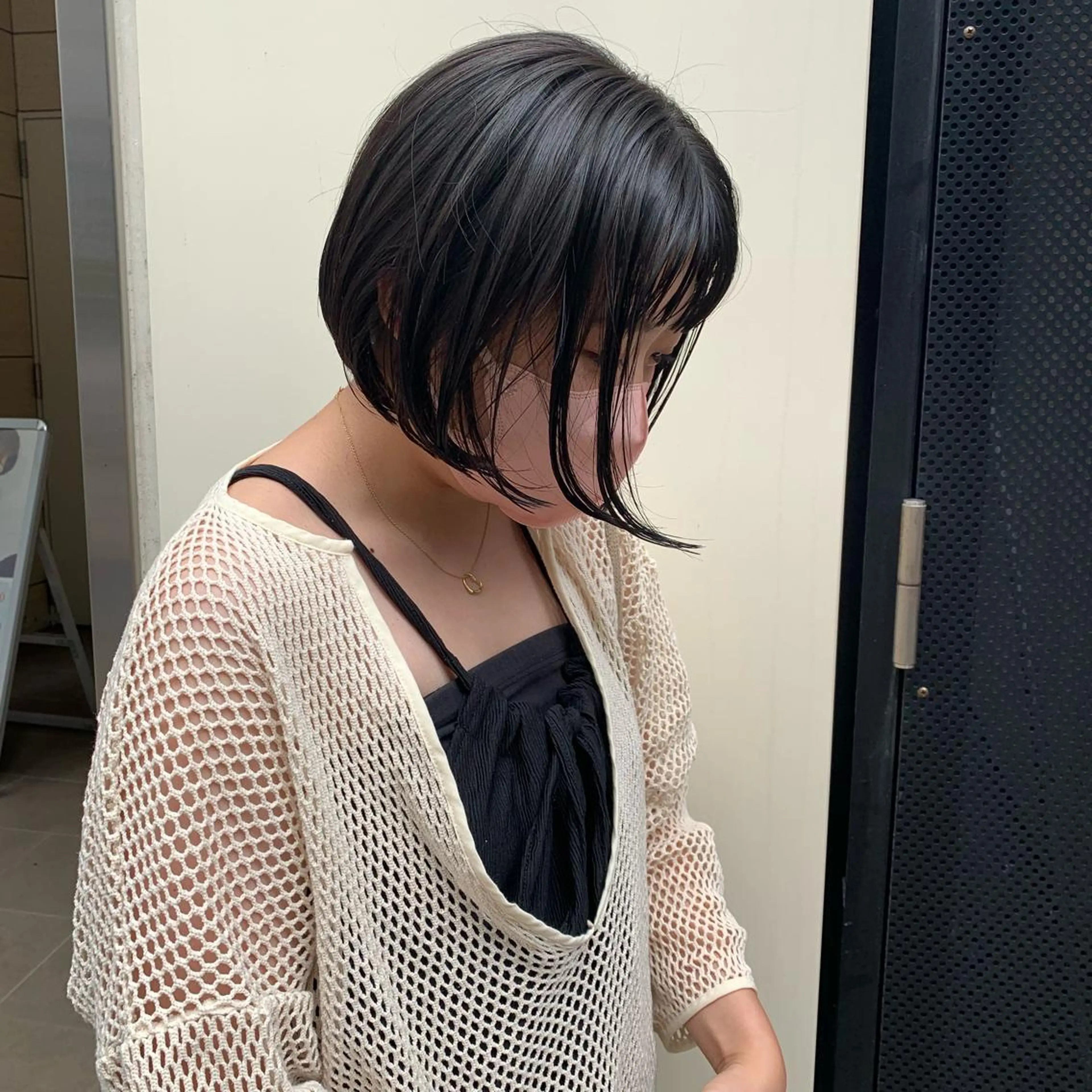 ミディアム カット ヘアカラー SAKINO． ベージュカラーのヘアスタイル