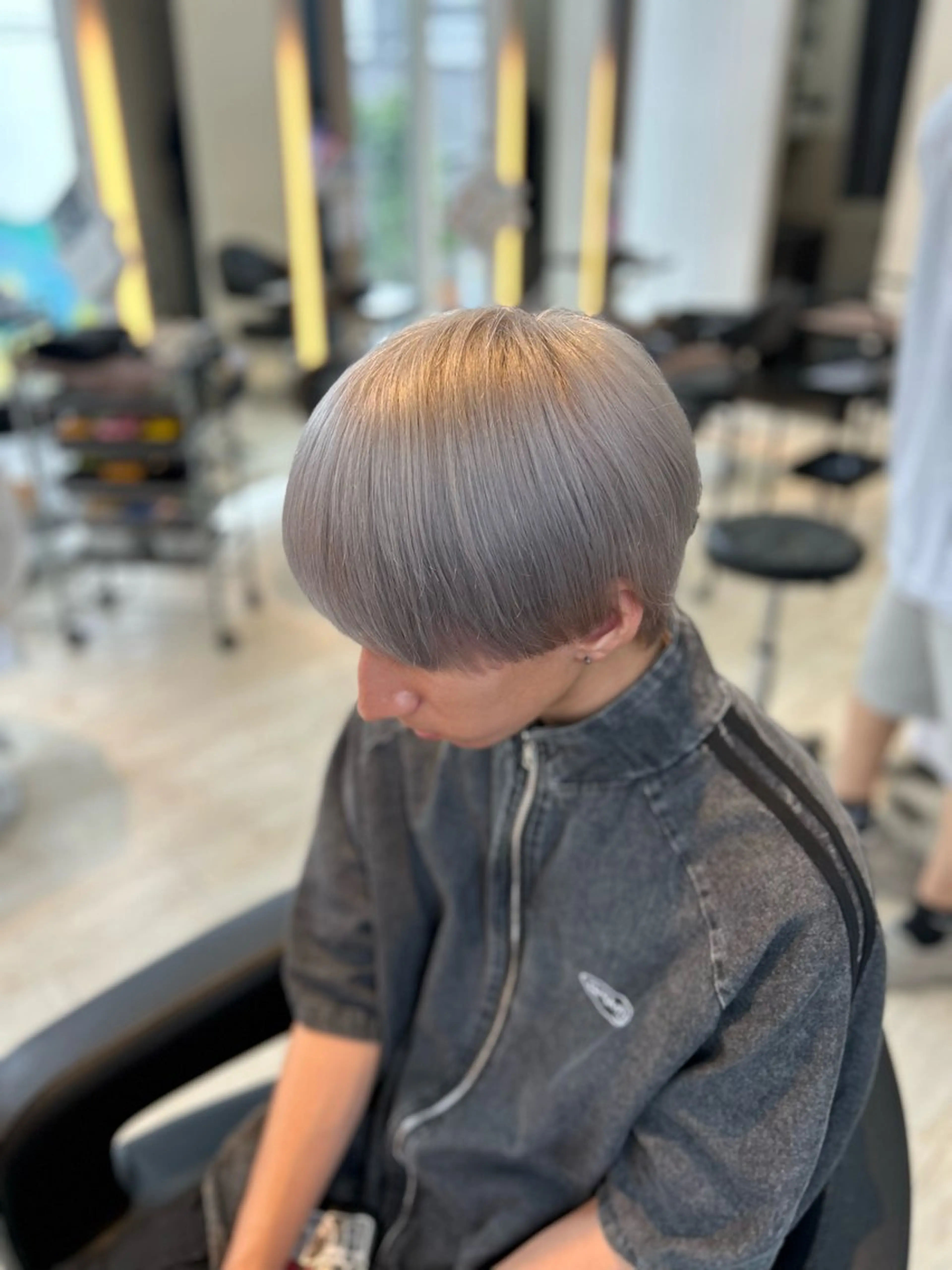 カラー メンズ メンズブリーチ ブリーチ シルバー ホワイトシルバー カット ヘアカラー トリートメント 有働由良／ハイトーン ／韓国メンズヘアのヘアスタイル