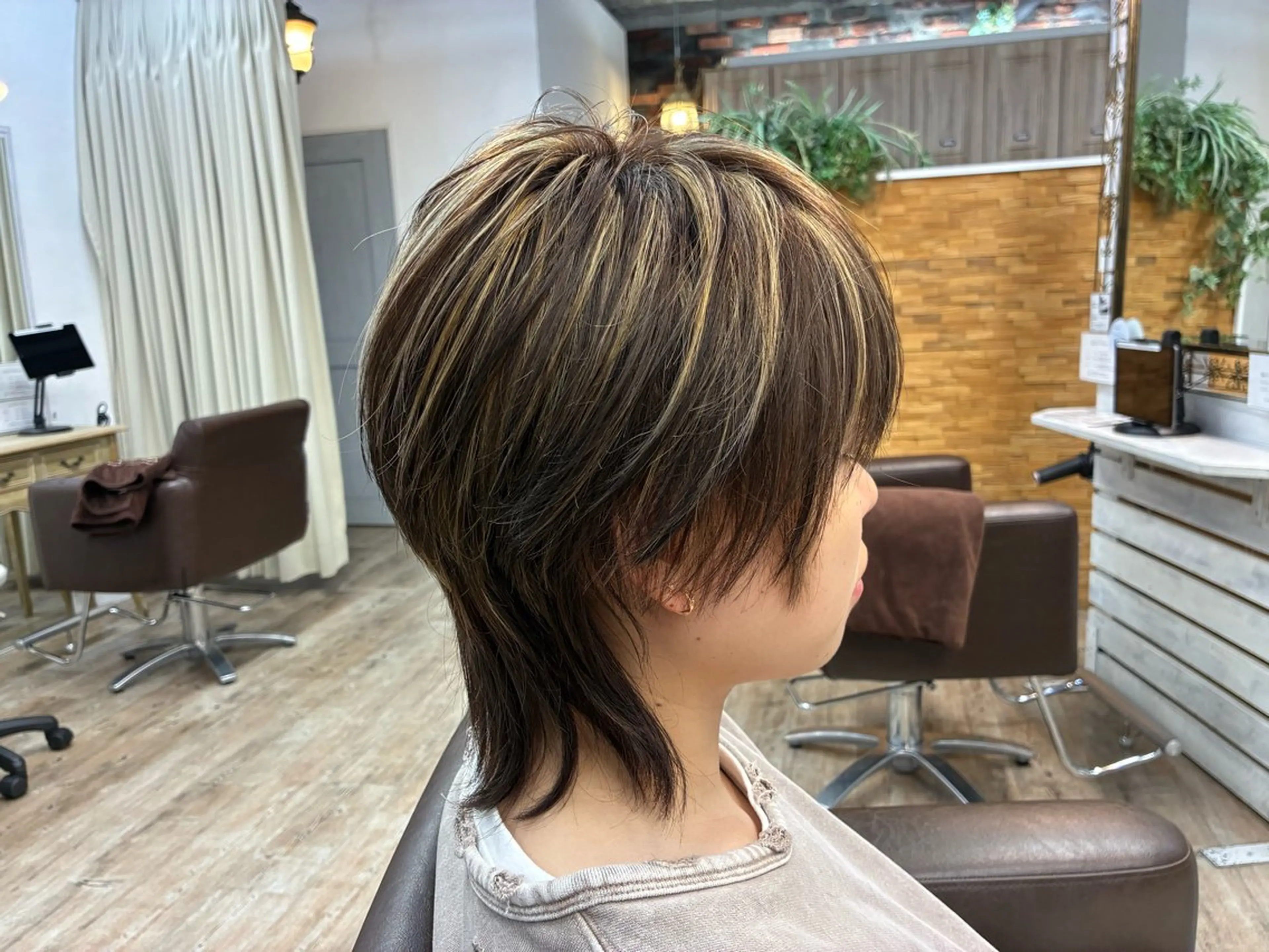 ミディアム カラー メンズ ショートボブ ミディアムパーマ メンズバレイヤージュ メンズブリーチ メンズハイライト カット ヘッドスパ Ai   縮毛矯正/ ショートボブ/パーマのヘアスタイル