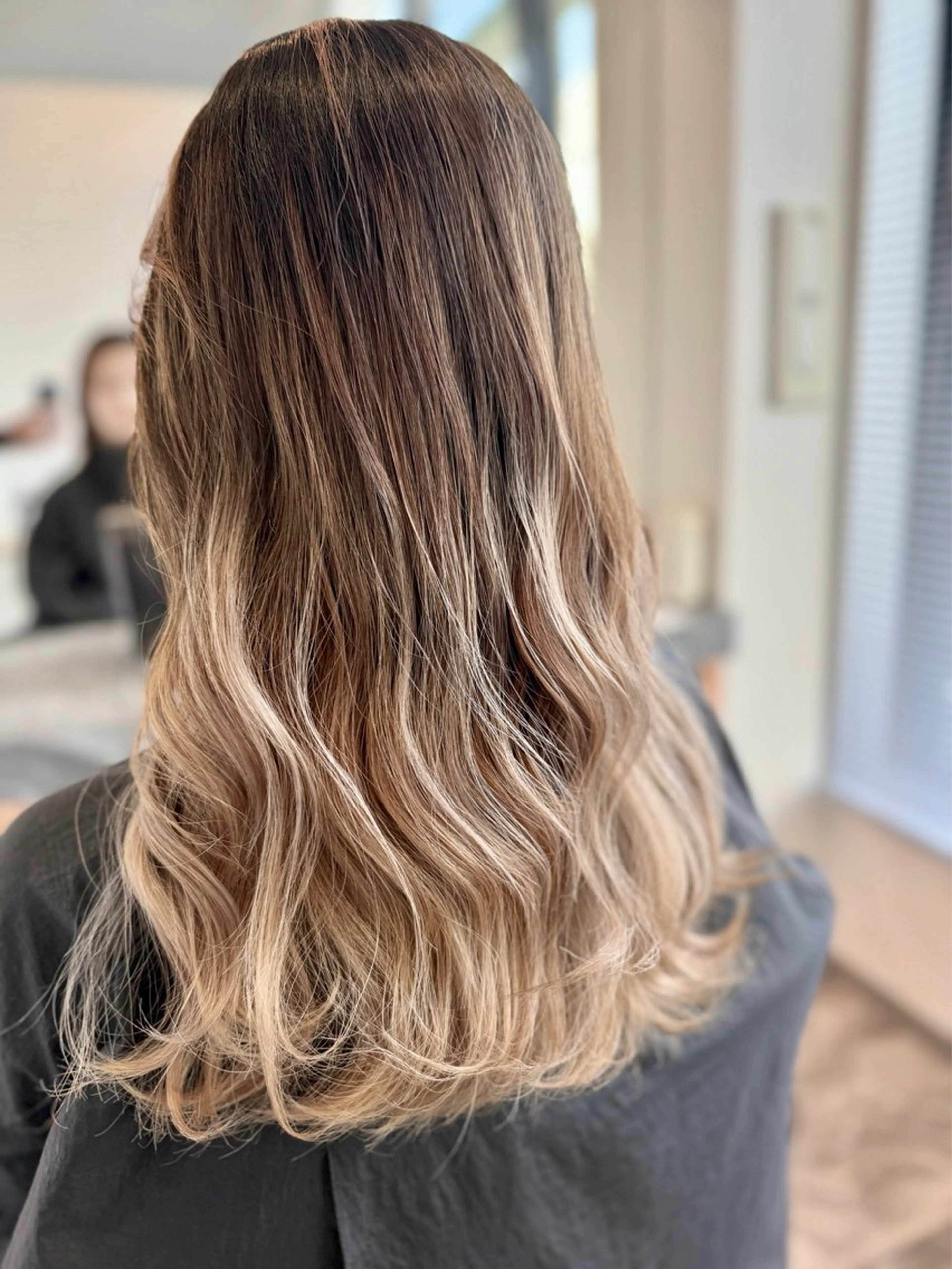 セミロング レイヤーカット ヘアカラー ブリーチ毛に縮毛矯正 ✨カラー✨山田 正幸のヘアスタイル