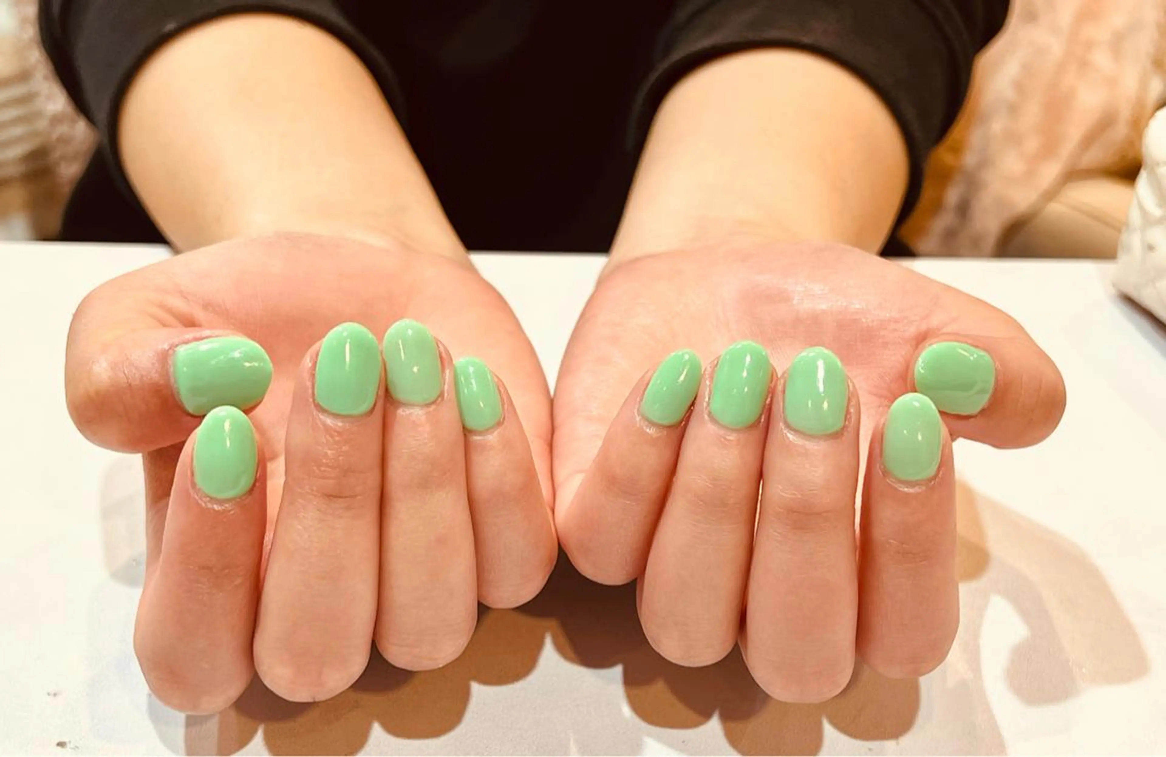 ネイル グリーン ワンカラーネイル 春ネイル ハンドネイル O. YUMIKOのネイルデザイン