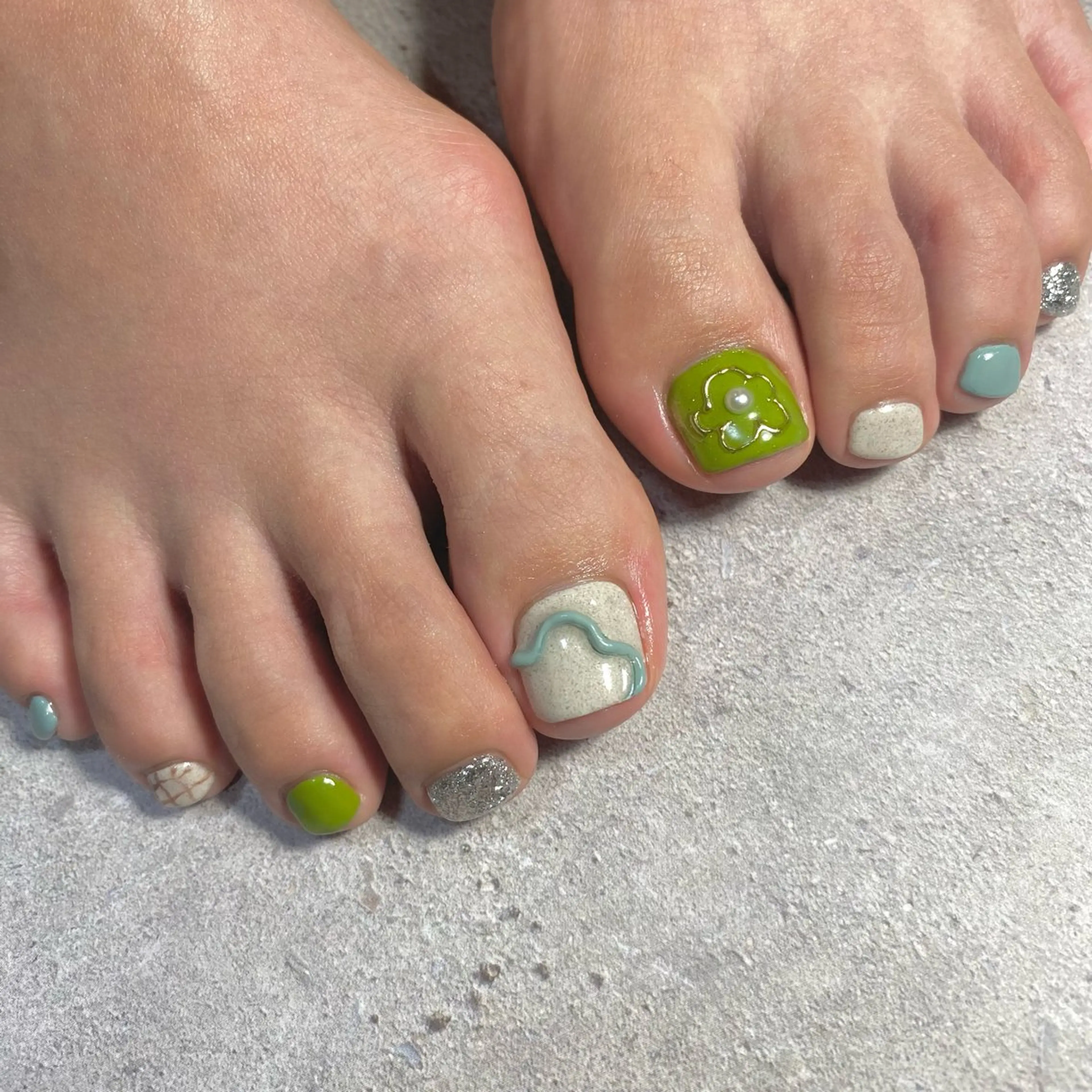 ネイル キラキラネイル マグネットネイル ミラーネイル オフィスネイル シンプルネイル フットネイル つむぐ サロンのネイルデザイン