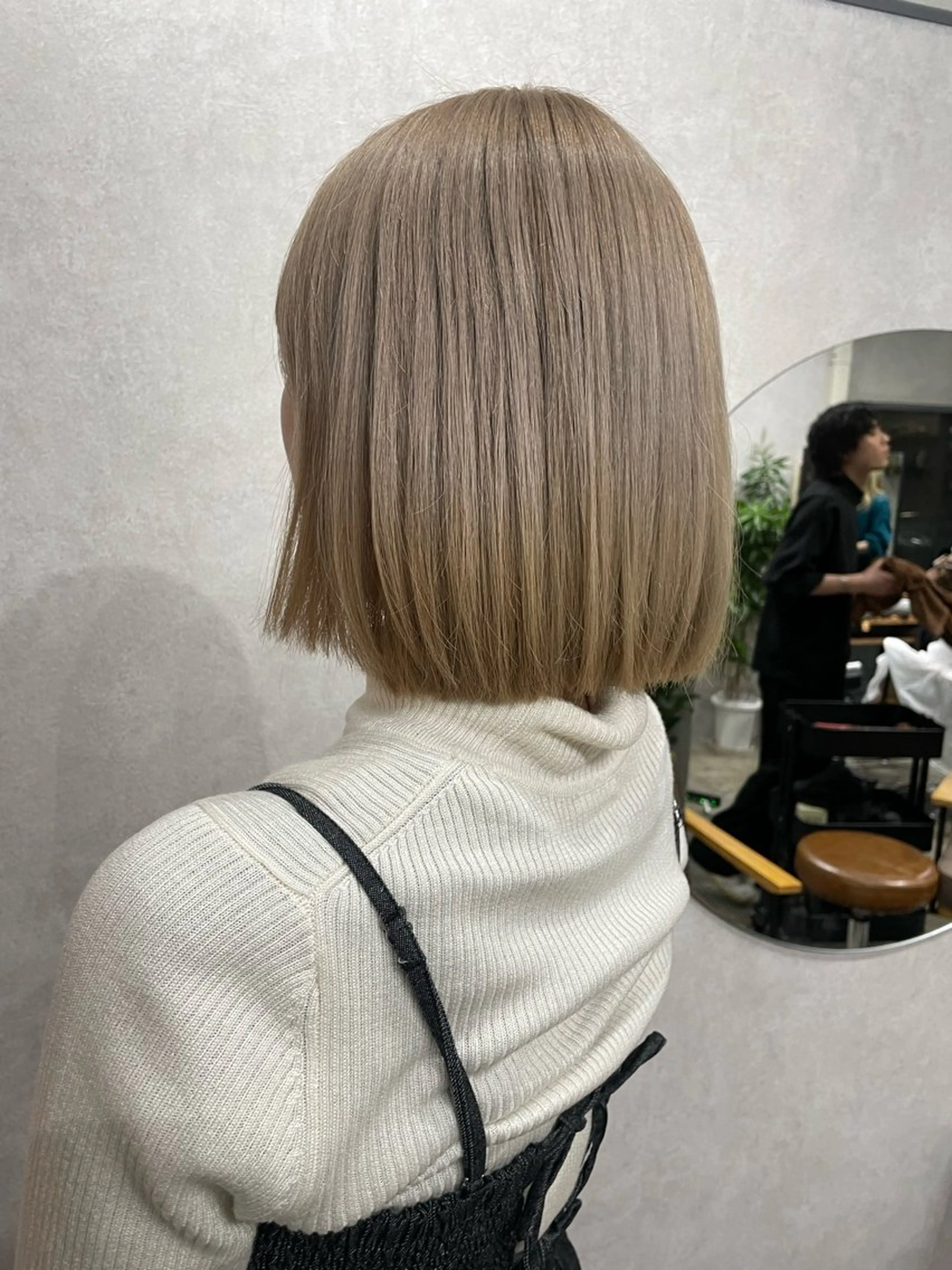 ショート カラー ベージュカラー ミルクティーベージュ AIRI layer cut hairのヘアスタイル