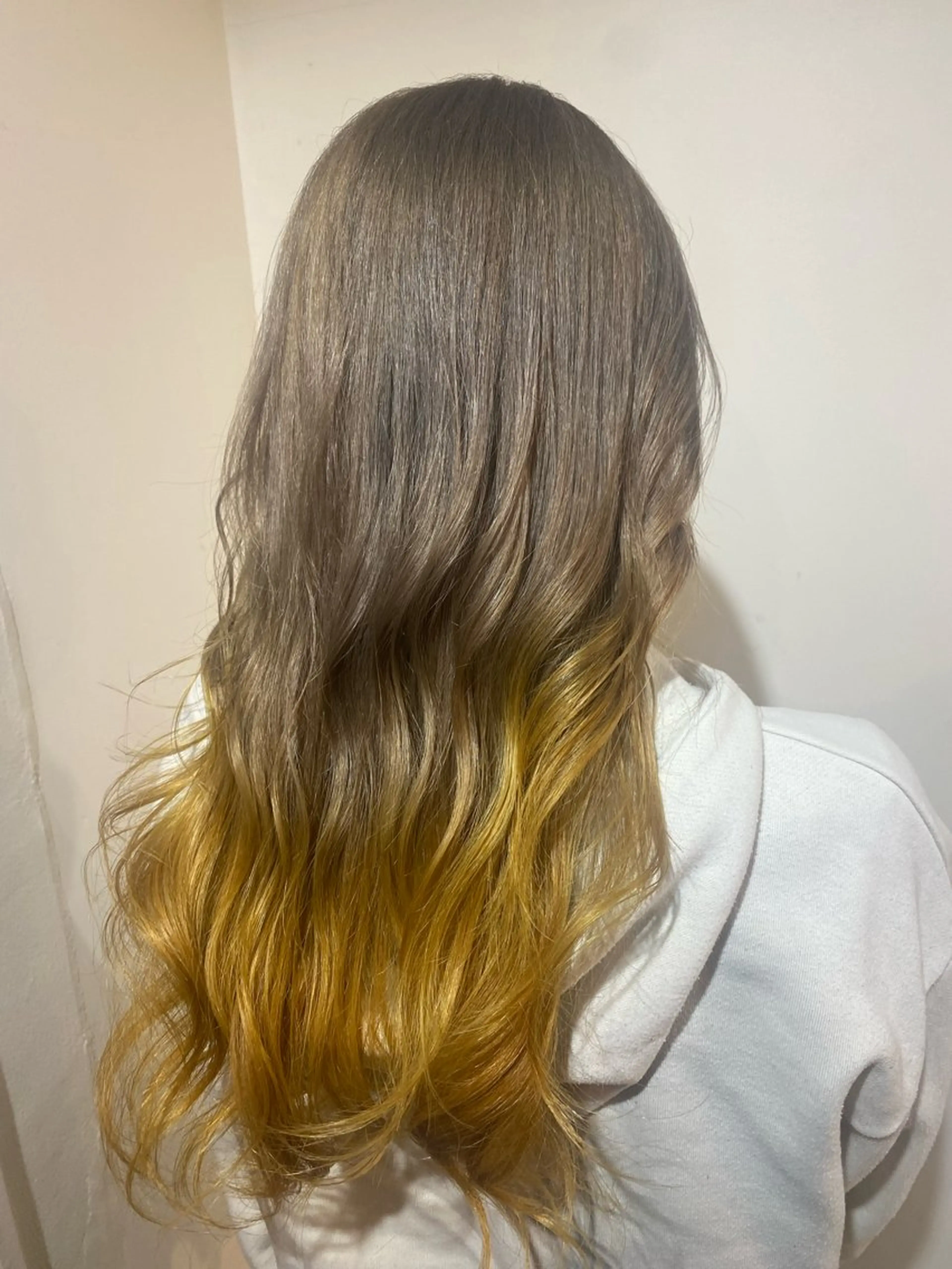 ミディアム イエローカラー COLO✨️ 白川綺香のヘアスタイル