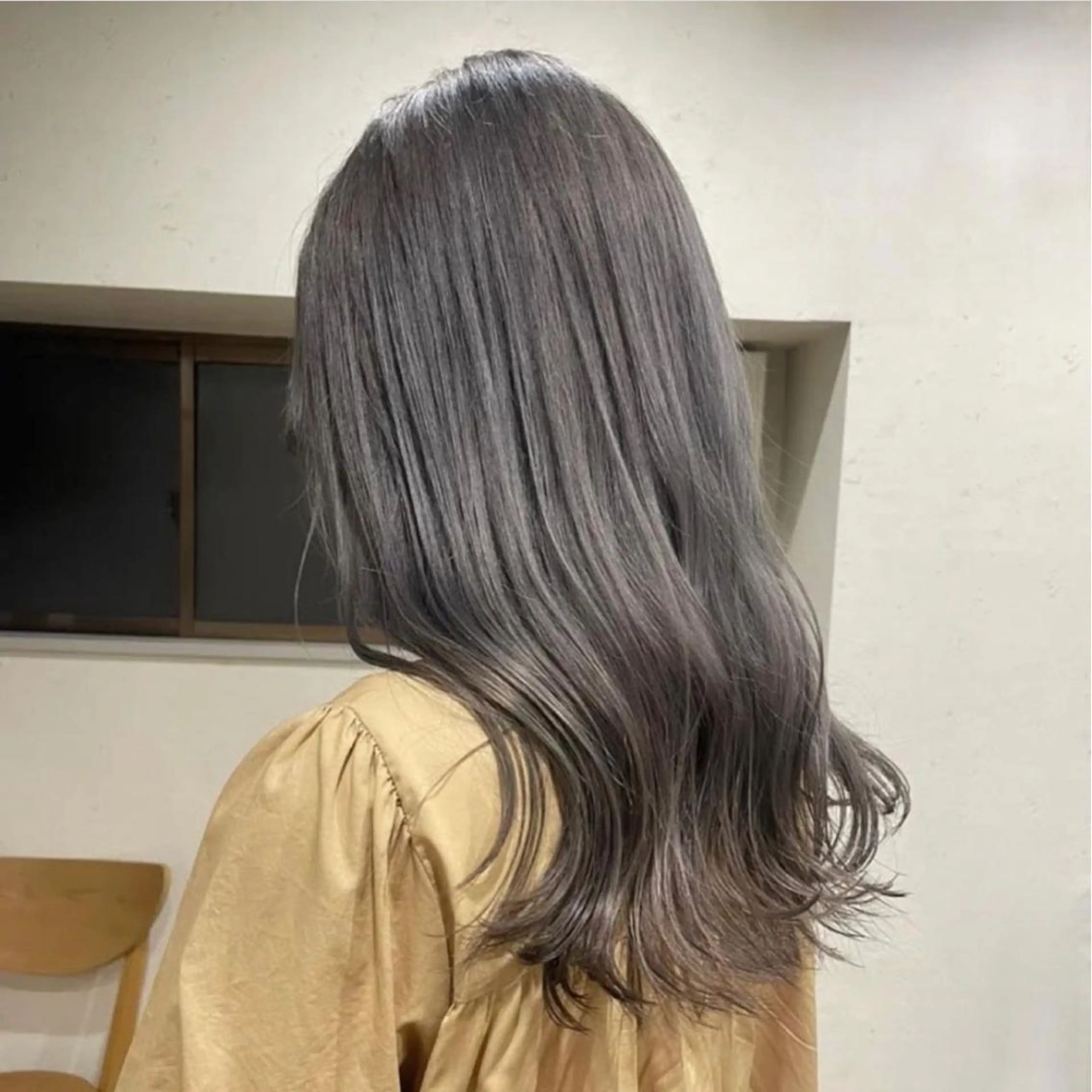 セミロング 高評価多数◎ コテ巻きパーマ星明夏のヘアスタイル