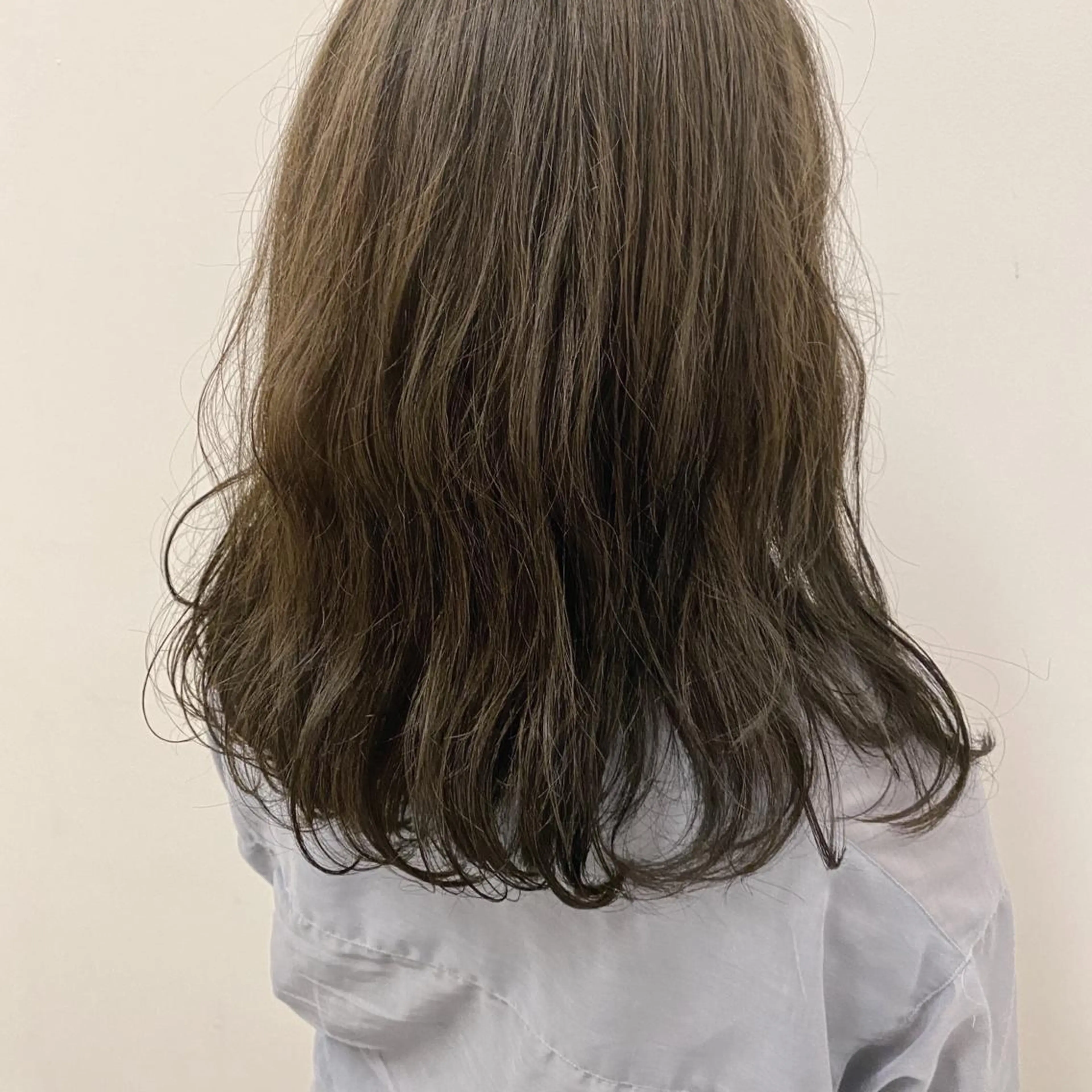 カラー ベージュカラー オリーブベージュ Okamura Chisatoのヘアスタイル