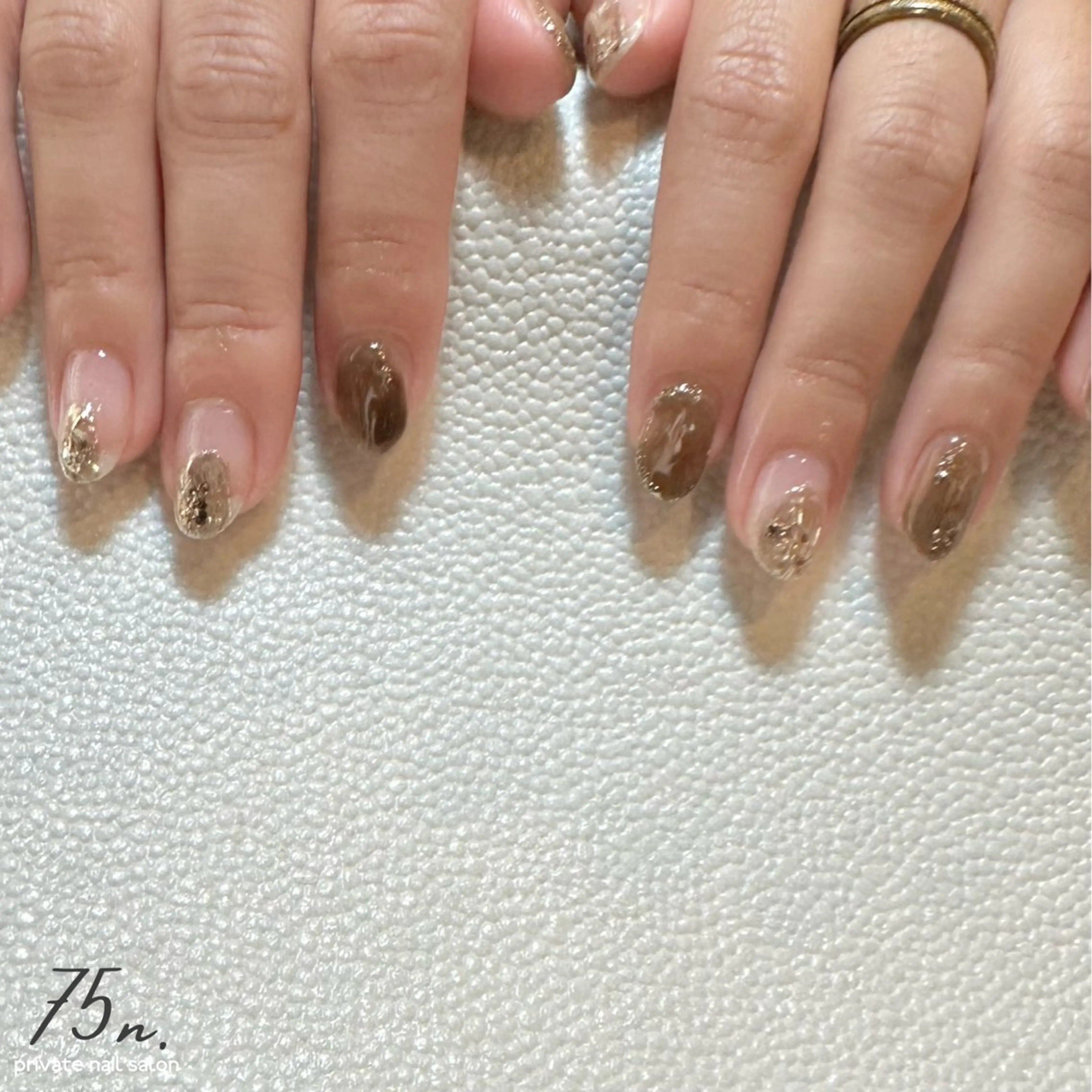 ネイル ブラウン ニュアンスネイル 75n. ナゴンのネイルデザイン