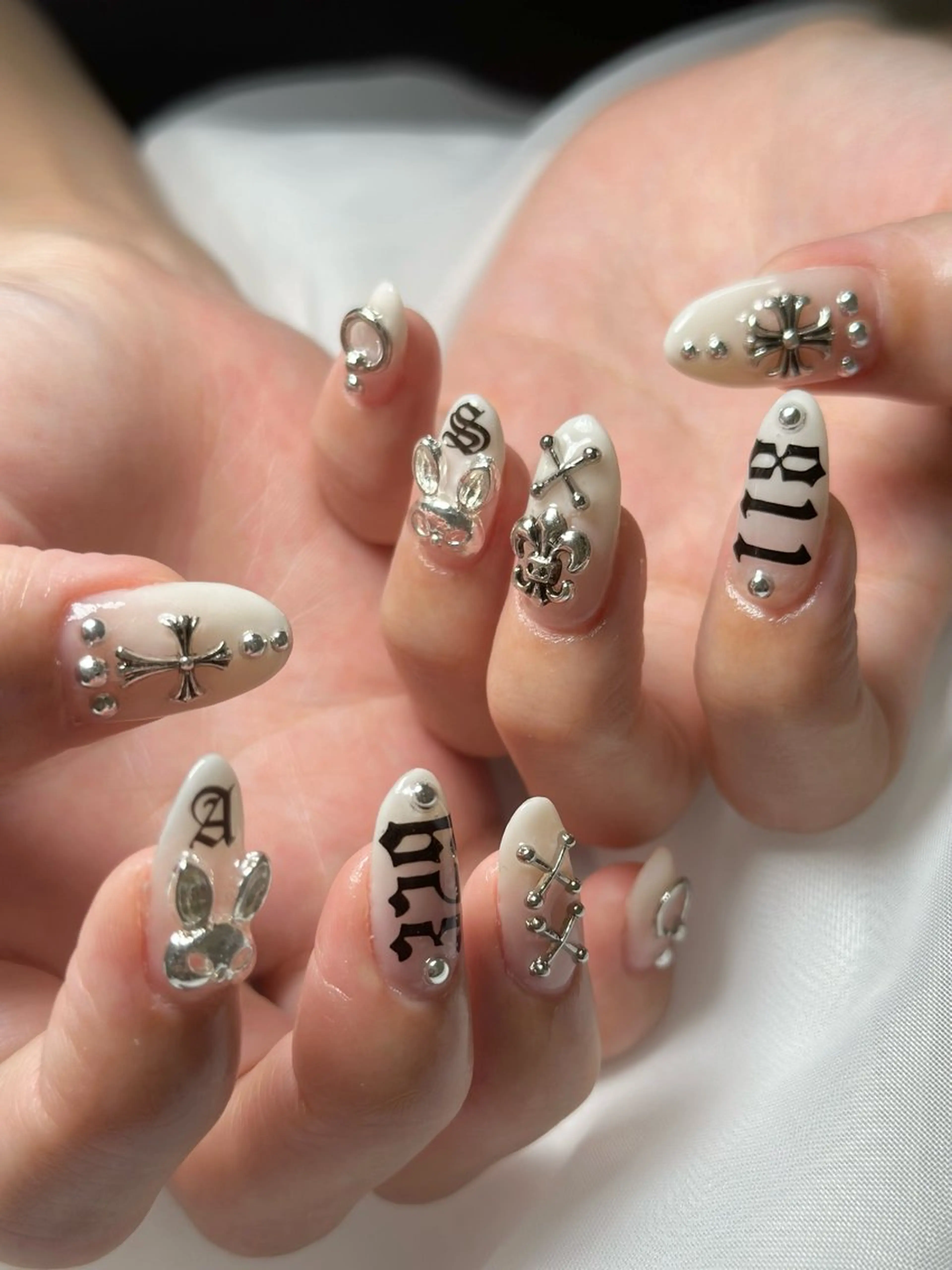 ネイル グラデーション シルバー ホワイト bibiwoo Ayakoのネイルデザイン