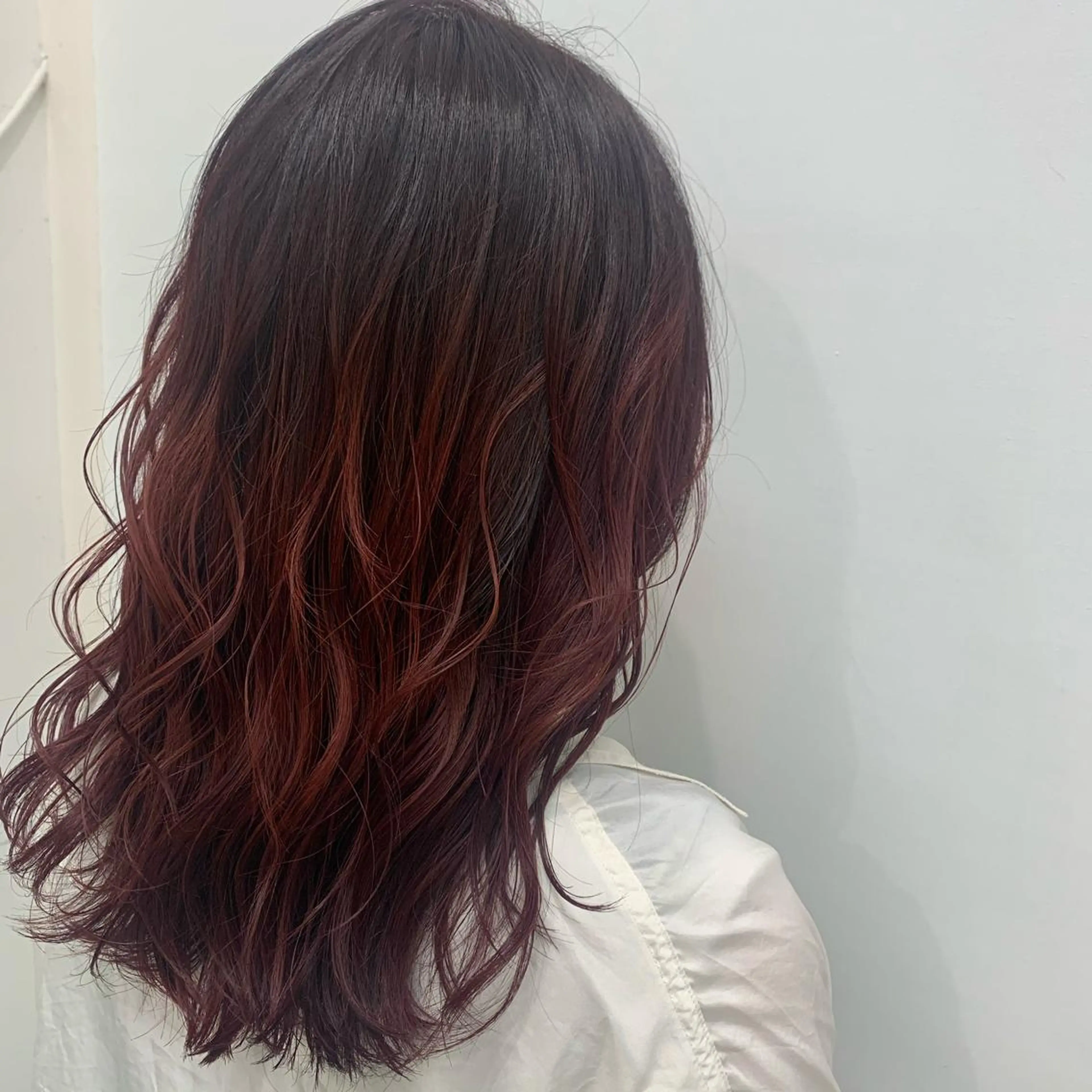 セミロング カラー グラデーションカラー レッドカラー ヘアーメイクWiLL 西宮店所属・川上 紗也加のヘアスタイル