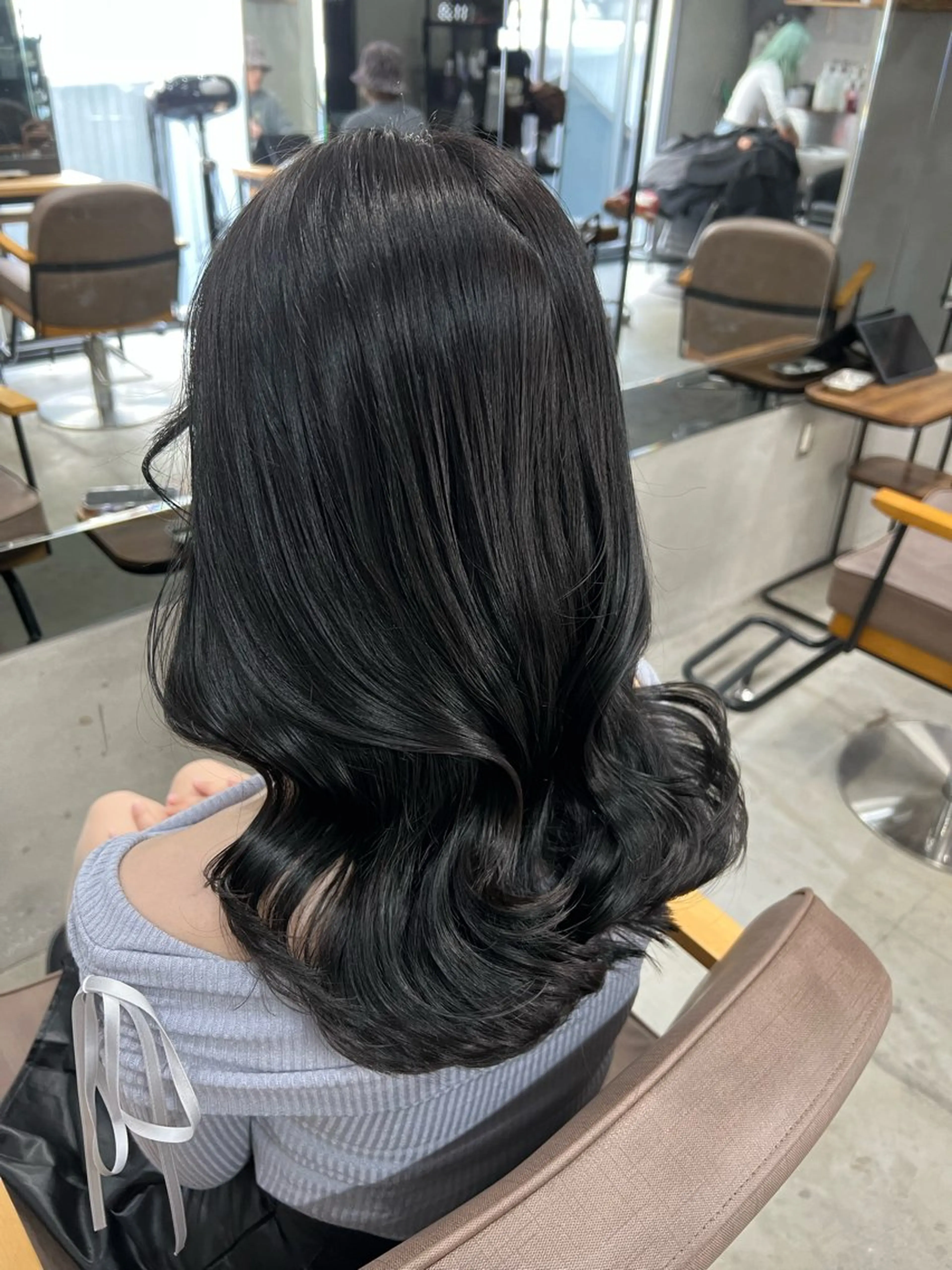 ミディアム ヘアカラー maya レイヤーカットのヘアスタイル