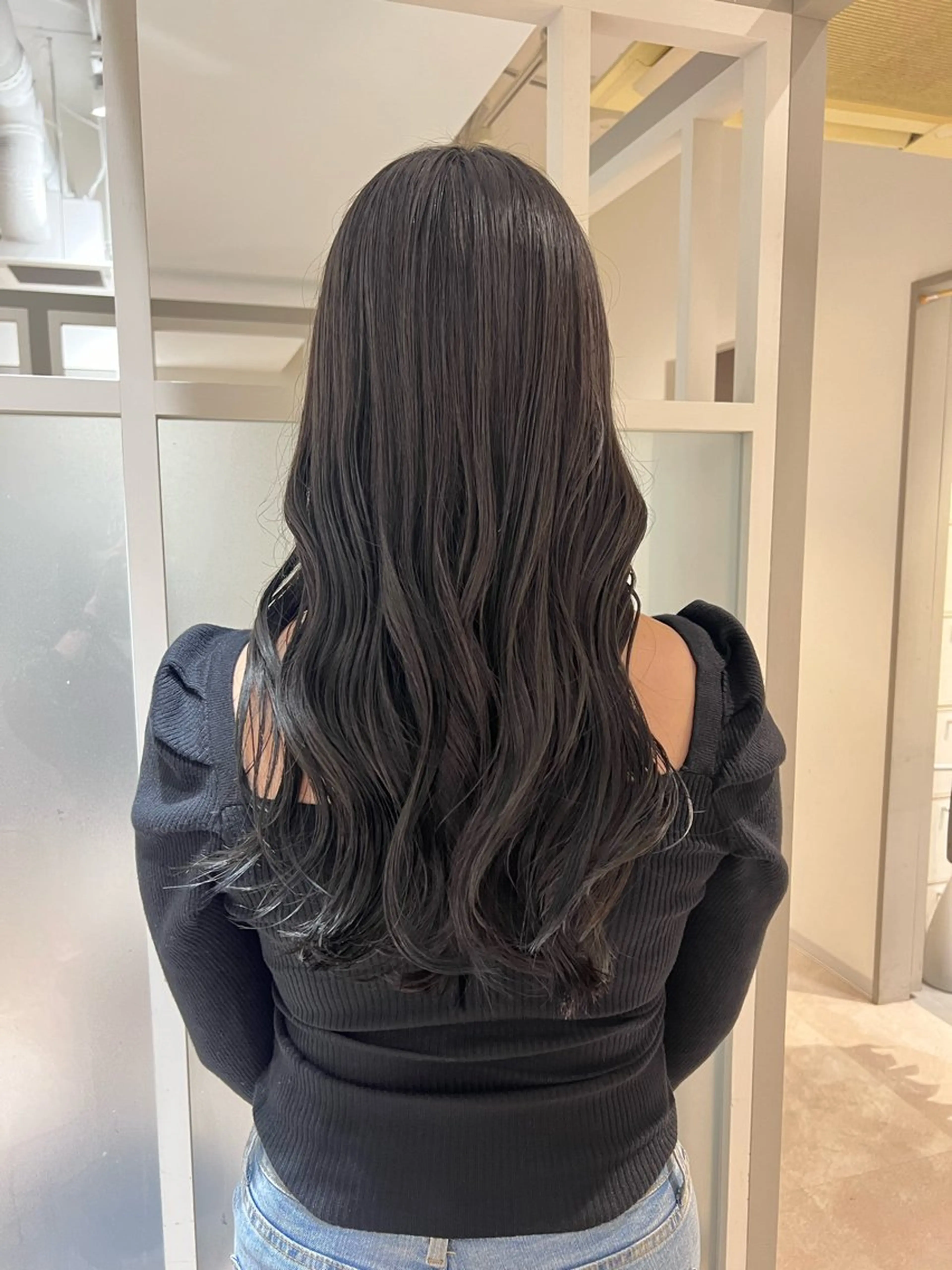 ロング カラー ヘアアレンジ 黒髪 ダークグレー オレンジ 暗髪カラー🫐パーマ おくだりんかのヘアスタイル