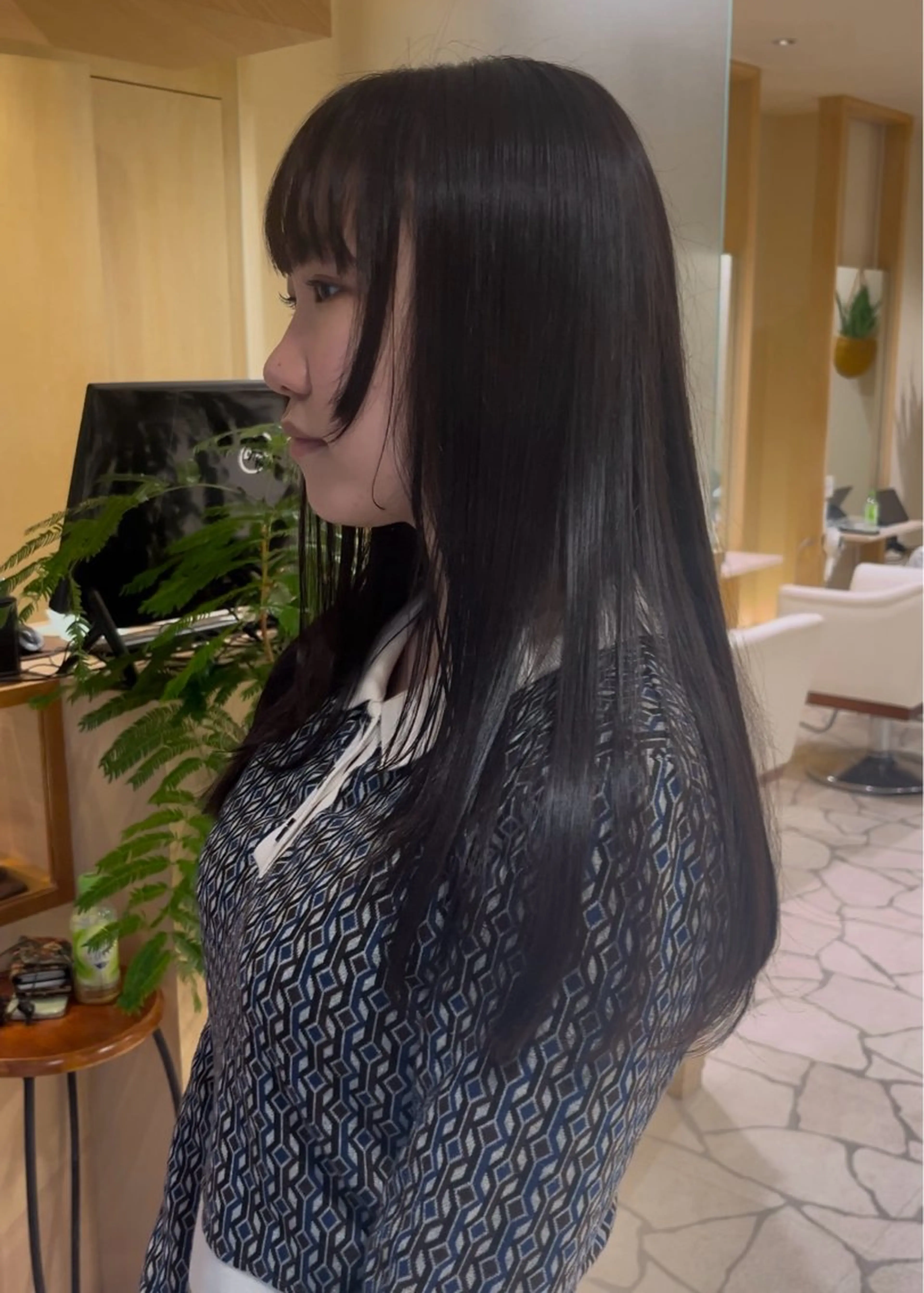 セミロング カラー 透明感カラー レイヤーカット CYAN.所属・山口 陸のヘアスタイル