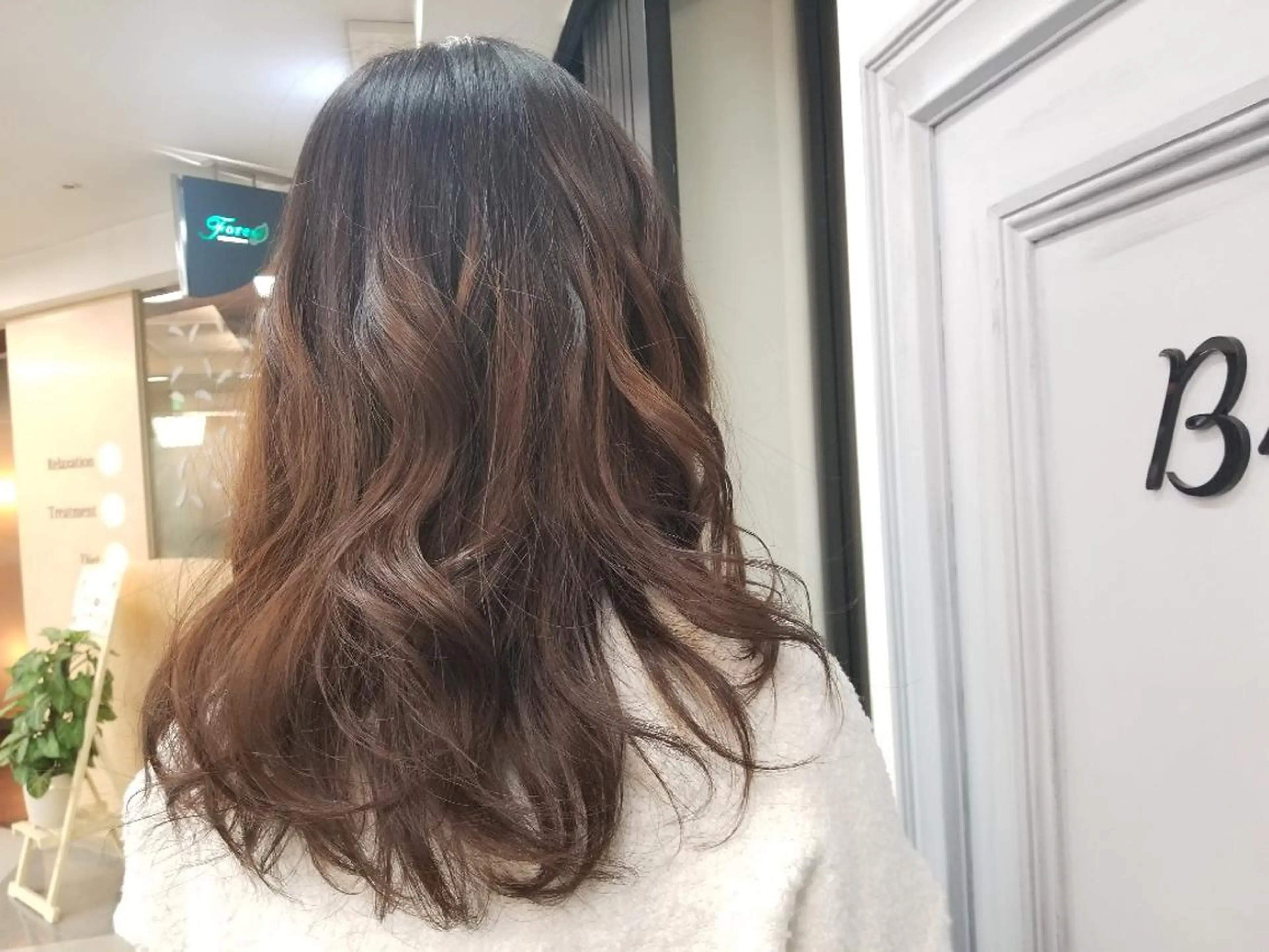 セミロング カラー アッシュ バイオレットカラー カット ヘアカラー SAKURA (サクラ)のヘアスタイル