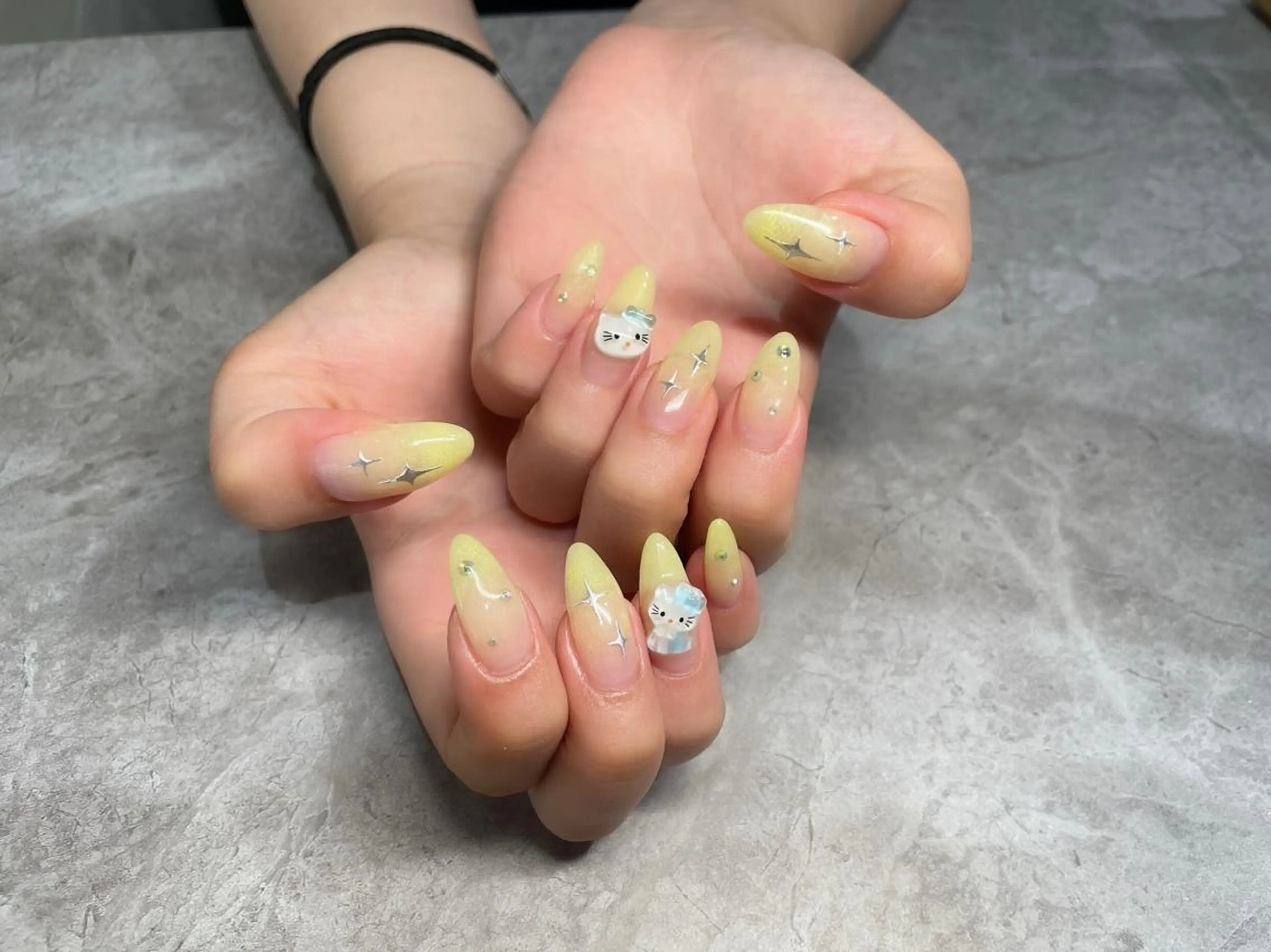 ネイル ブルー ストーンネイル 黄色 Nail Salon Lindaのネイルデザイン