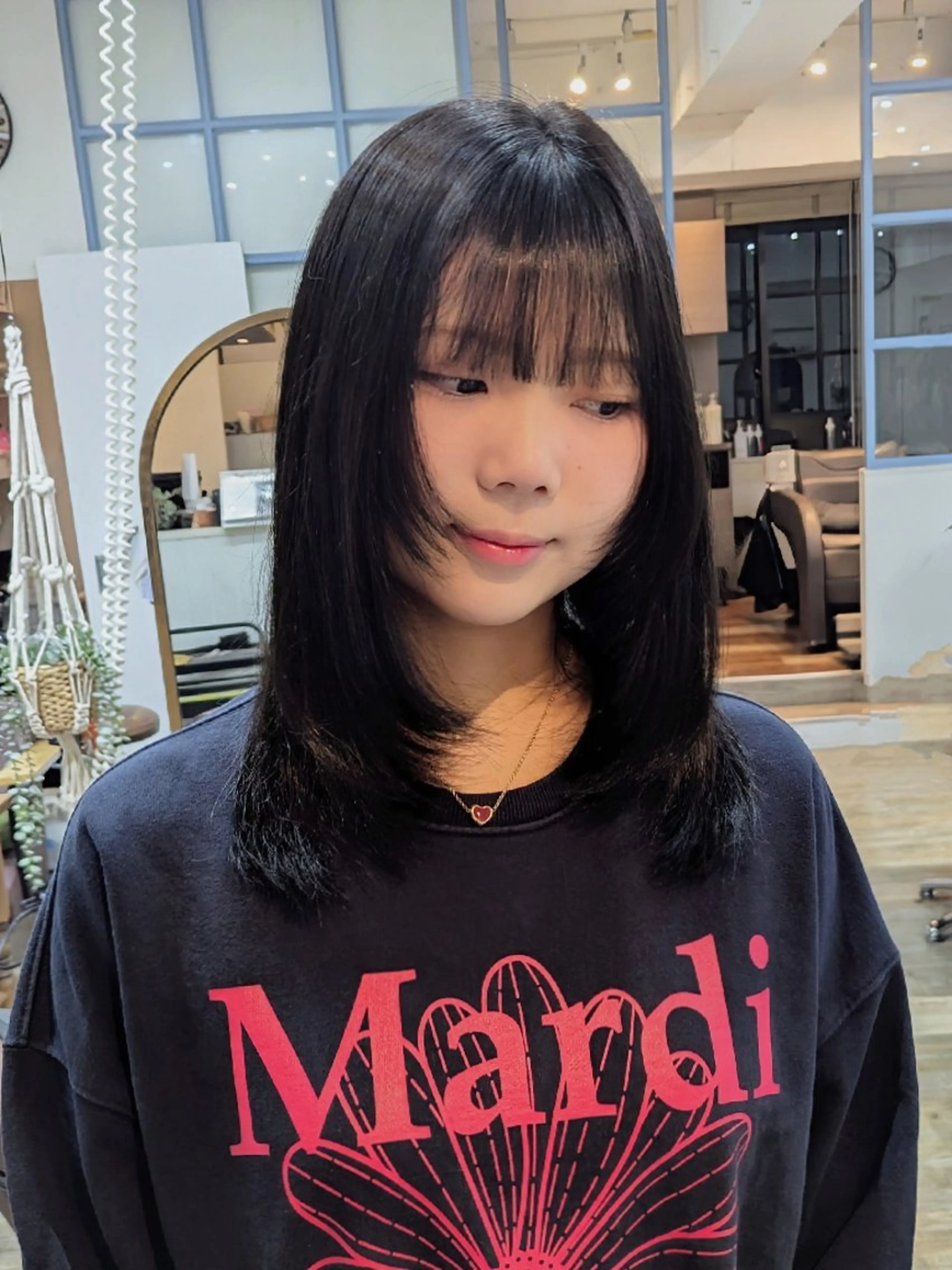 カラー ミディアム ミディアムレイヤー ダークグレー ダークグレージュ グレージュ レイヤーカット ヘアカラー トリートメント 🏹MIYU¦抜け感 ×柔らかカラーのヘアスタイル