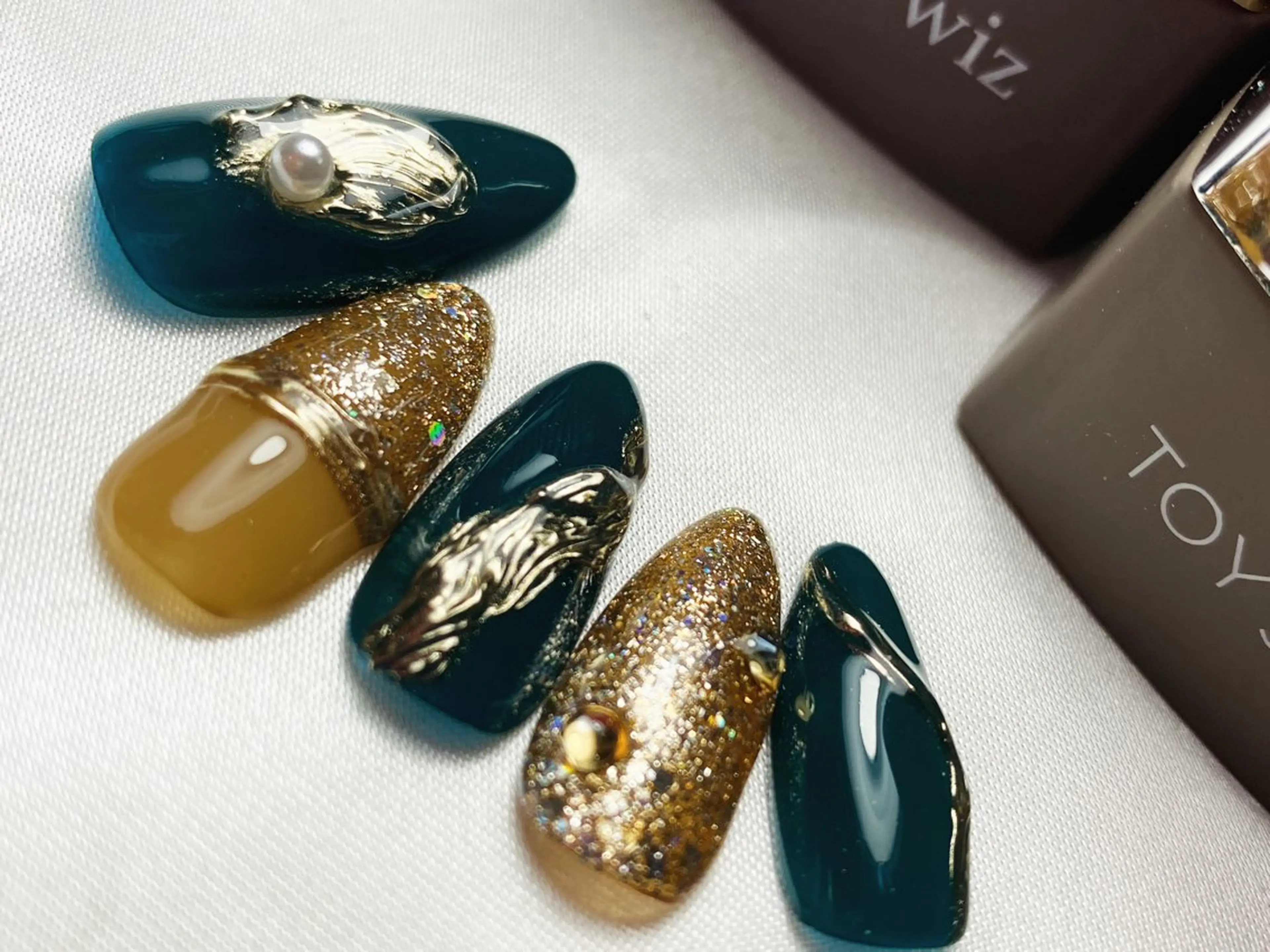 ネイル アートネイル ブラウン フットネイル ゴールド グリーン フットネイル Bavardage Nailのネイルデザイン