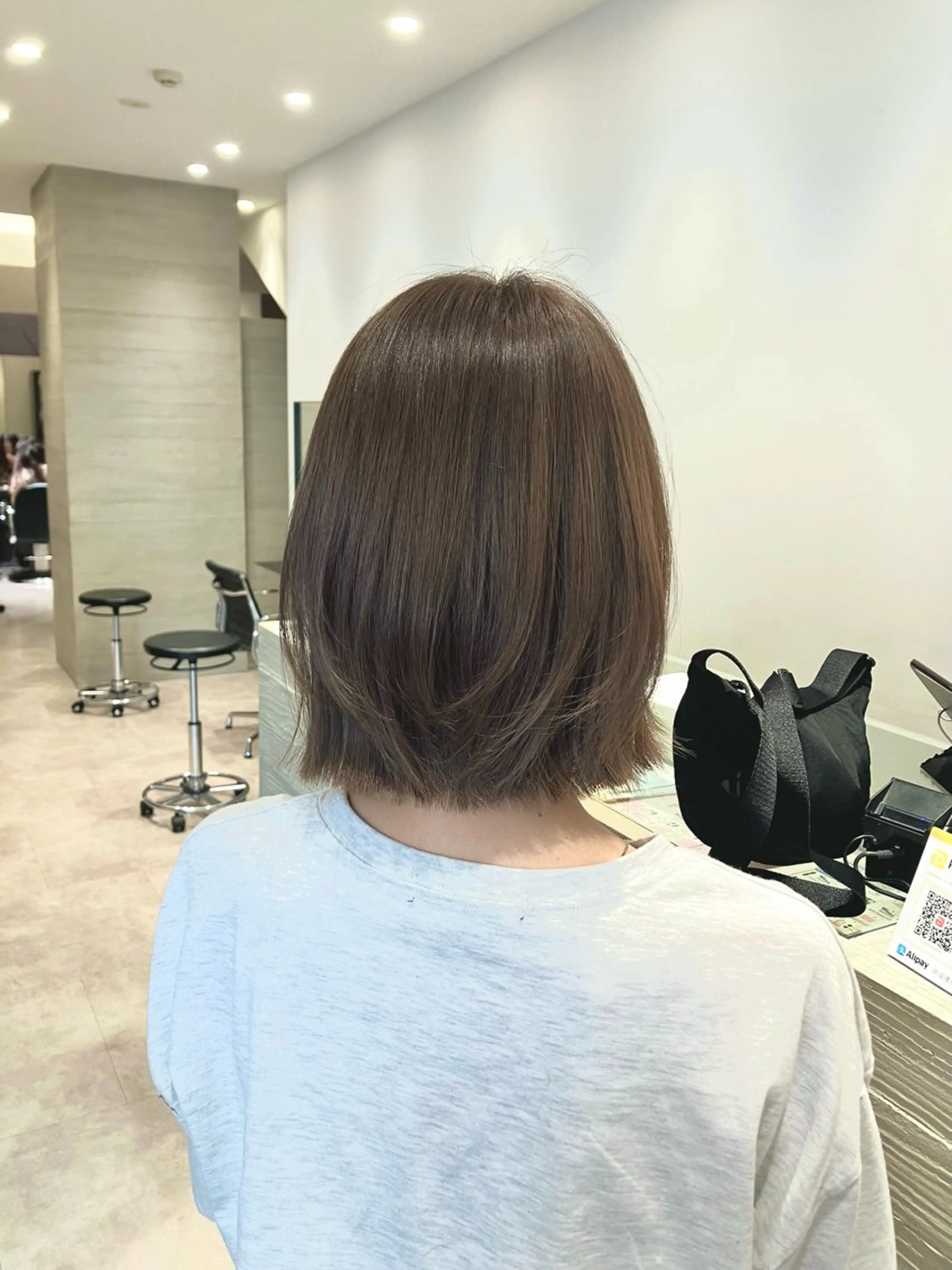 ミディアム カラー ベージュカラー オリーブベージュ サキ🤍ハイトーン 🩰くびれ巻きヘアのヘアスタイル