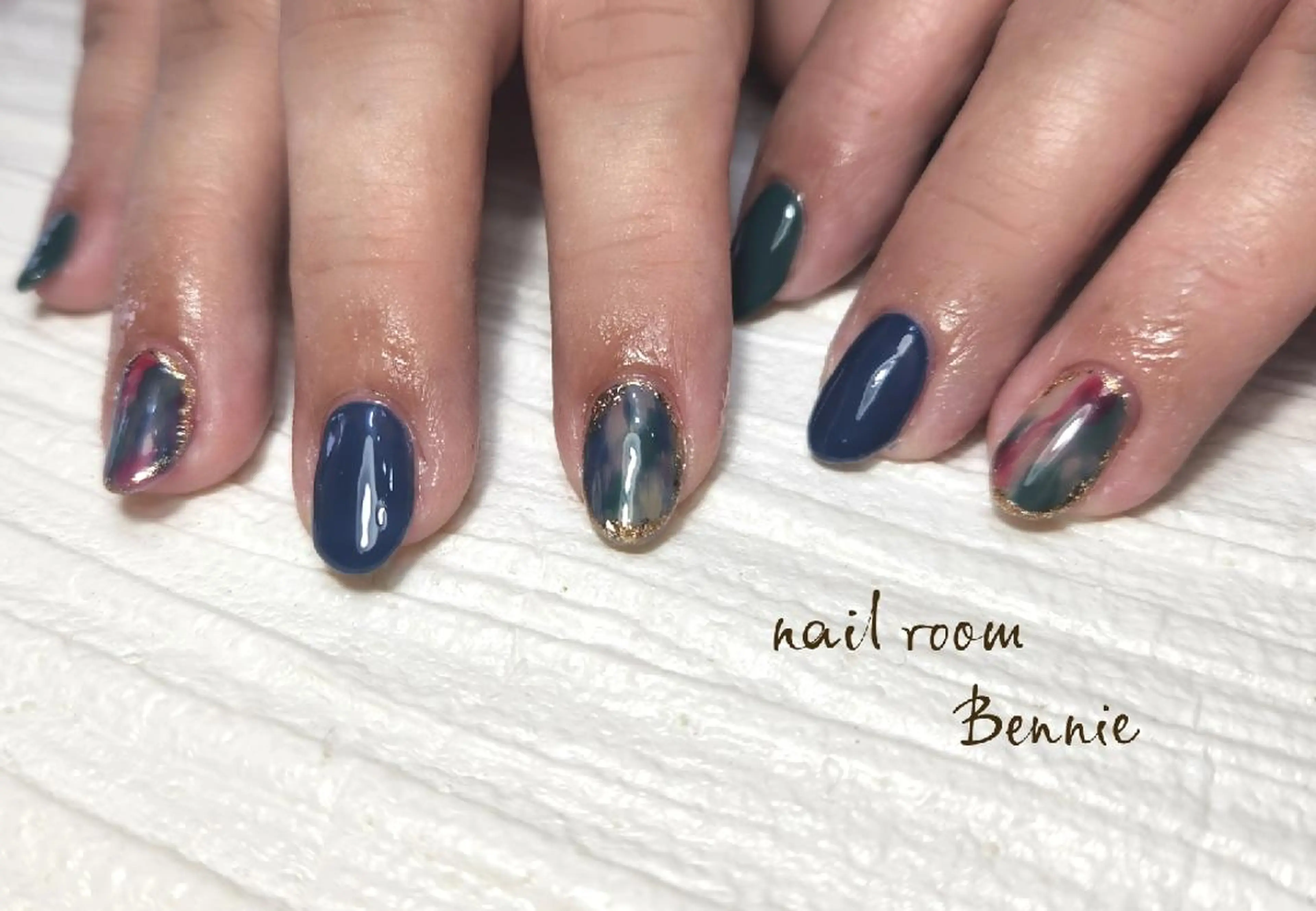 ネイル グリーン ネイビー ニュアンスネイル ハンドネイル   BENNIEのネイルデザイン