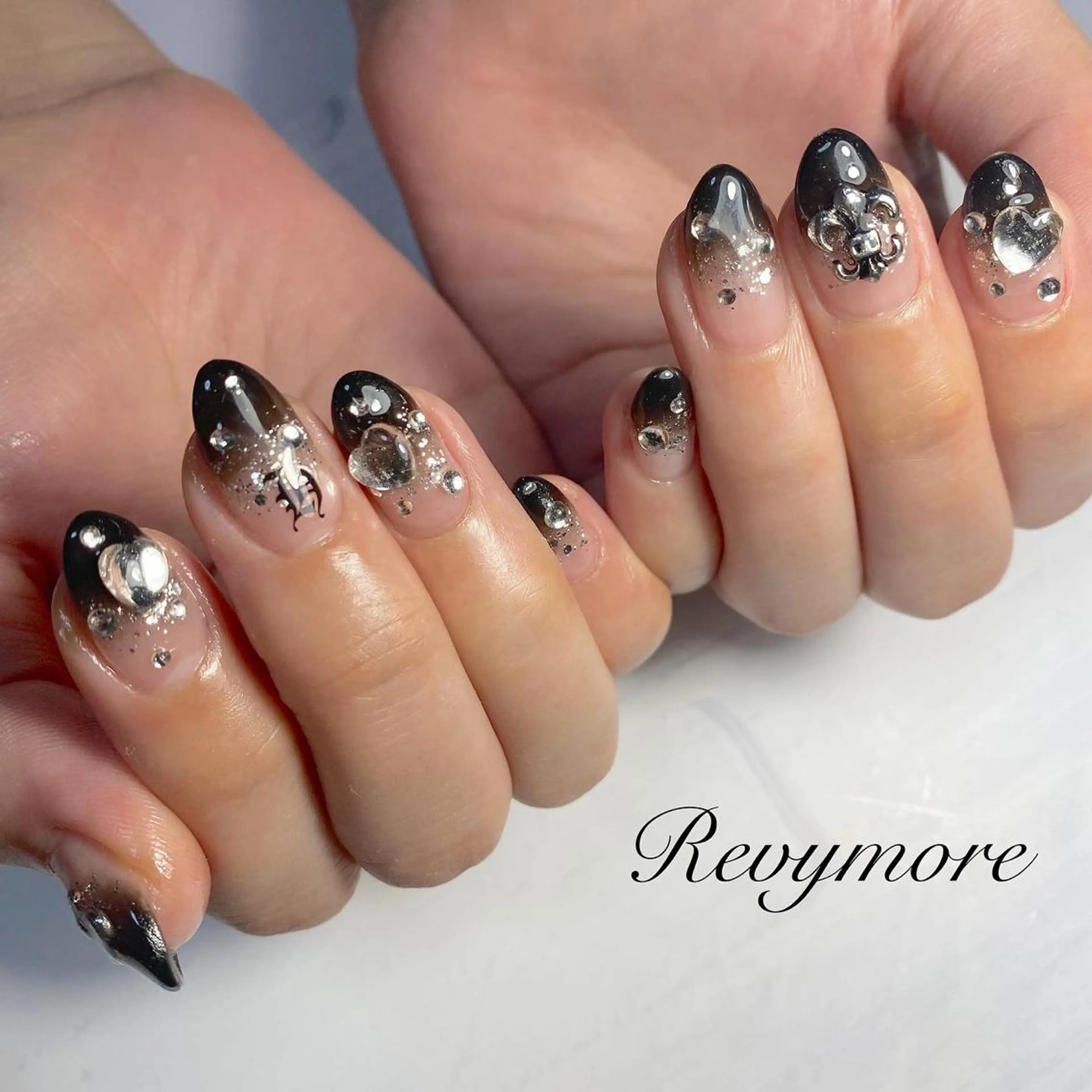 ミディアム ネイル 韓国風ヘア ジェルネイル グラデーション キラキラネイル 韓国ネイル nail salon Revymoreのネイルデザイン