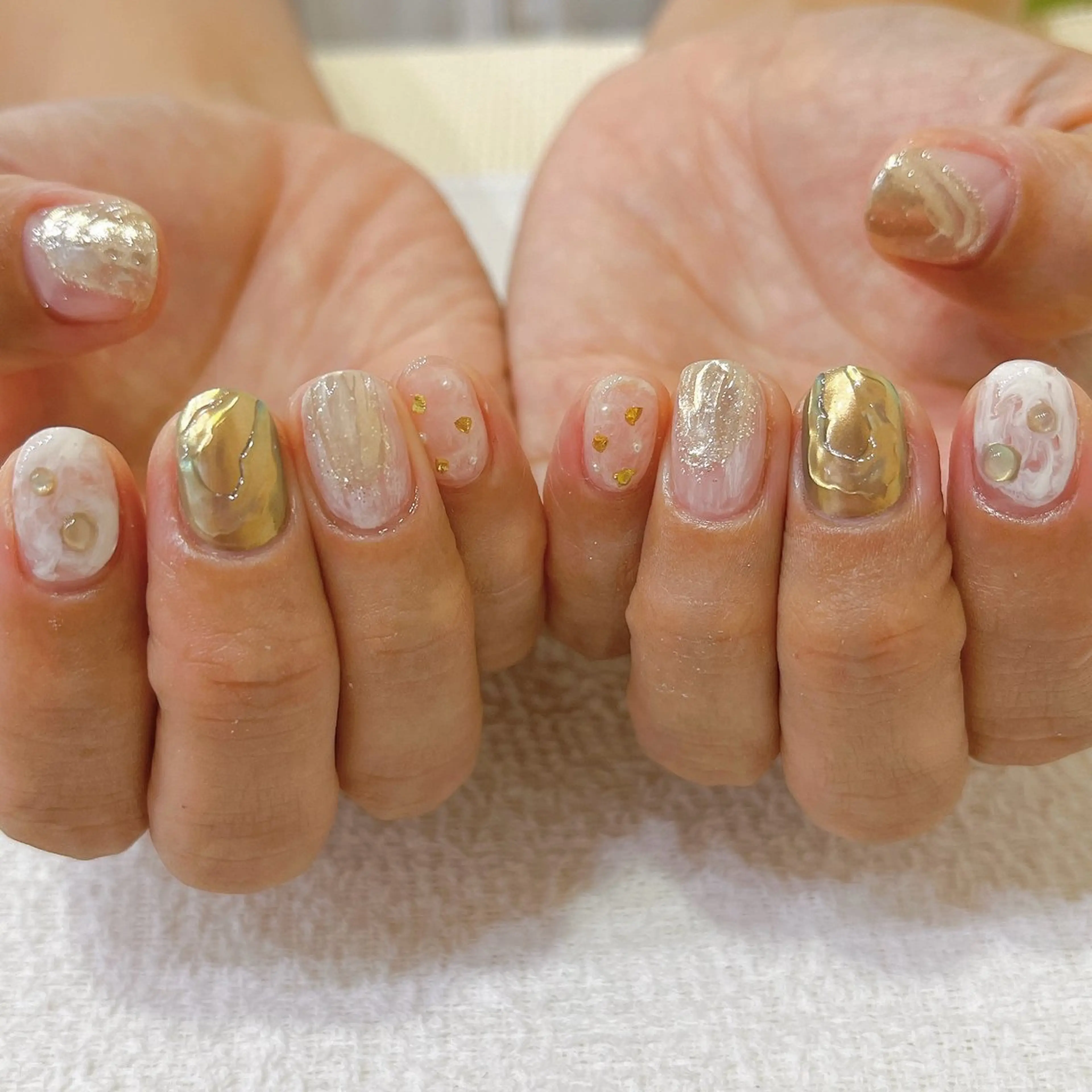 ネイル ミラーネイル ニュアンスネイル ホワイト 伊藤 愛のネイルデザイン