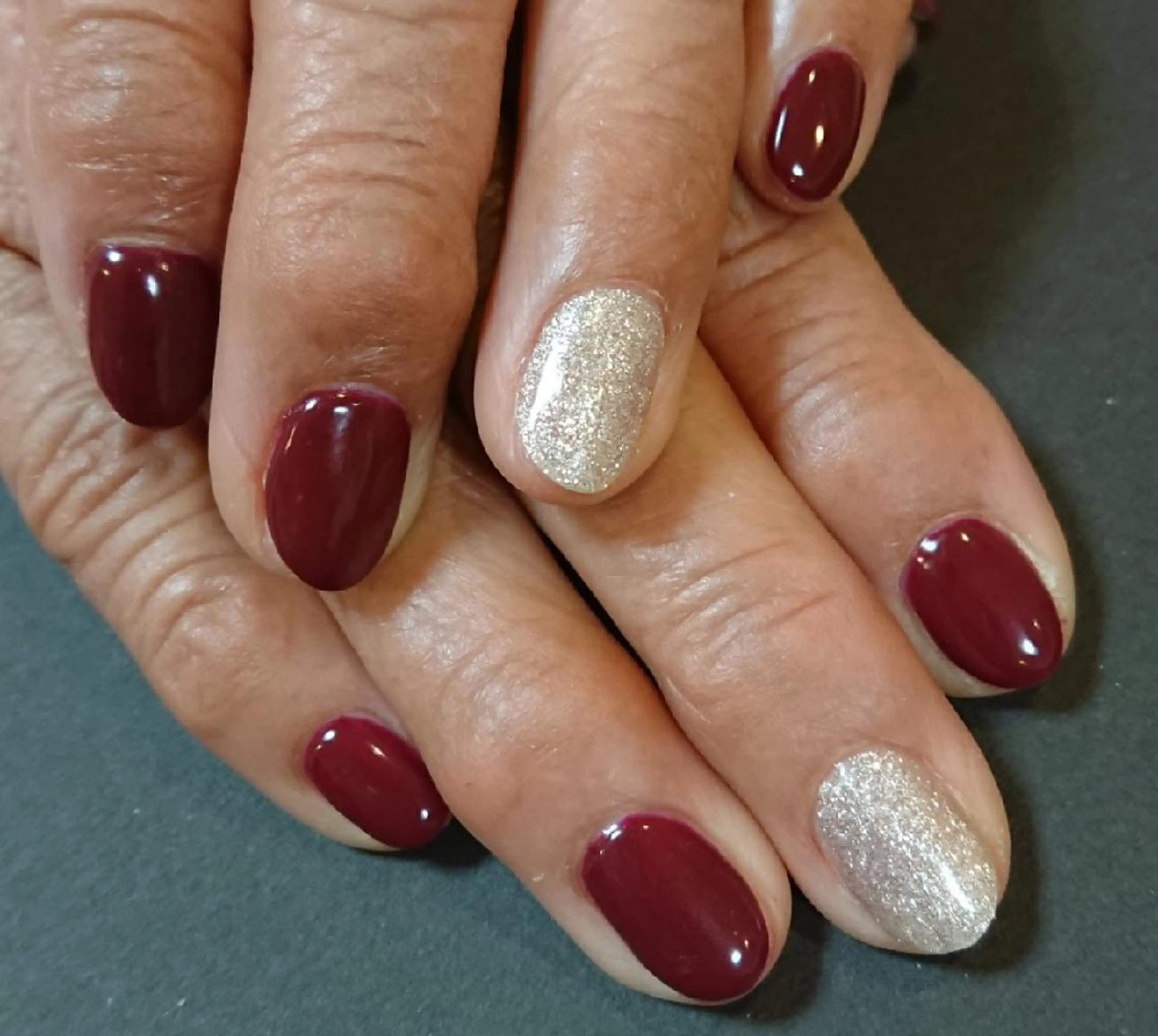 ネイル ボルドー ゴールド ワンカラーネイル Lilith Nailのネイルデザイン