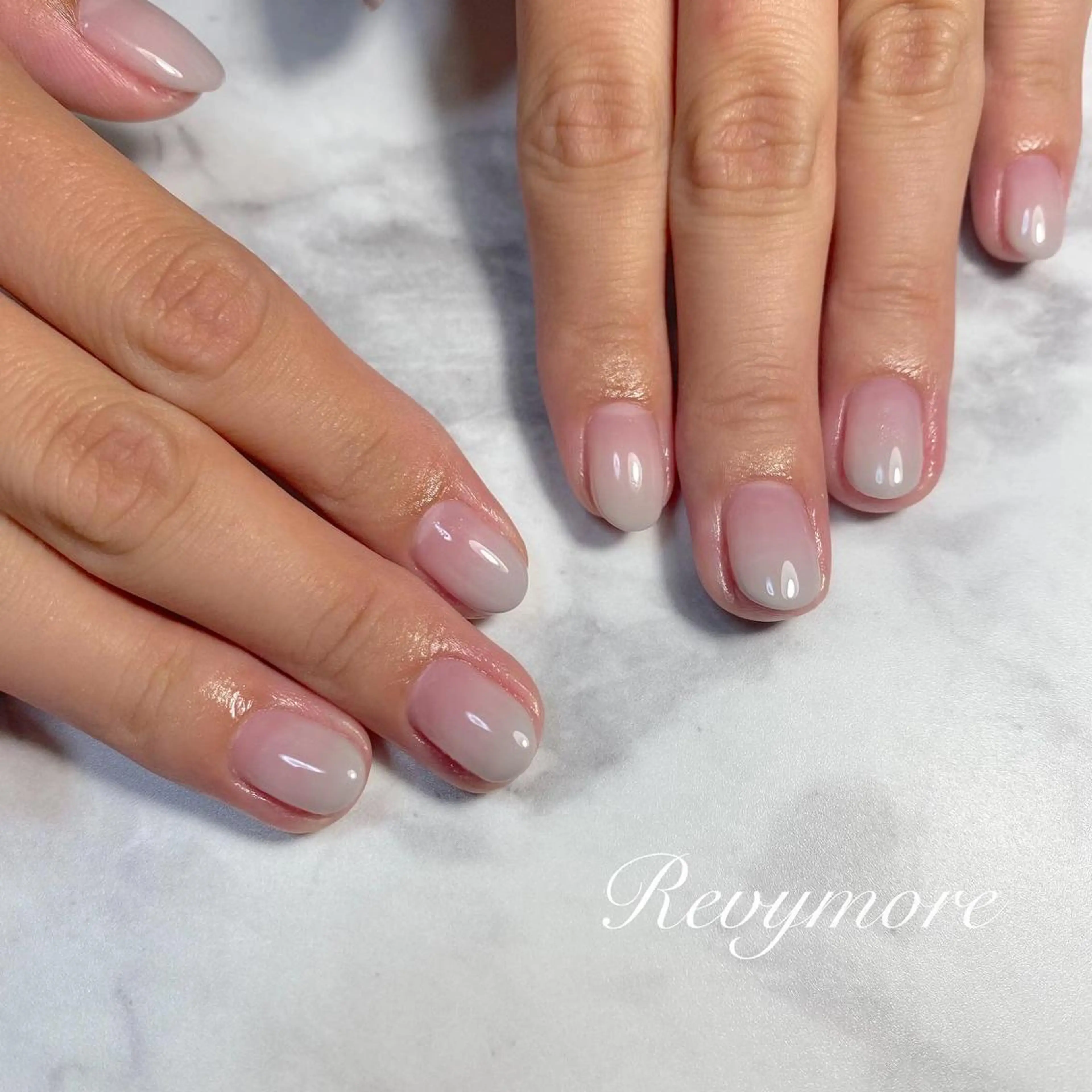 ミディアム ネイル 韓国風ヘア ジェルネイル キラキラネイル 韓国ネイル ニュアンスネイル nail salon Revymoreのネイルデザイン