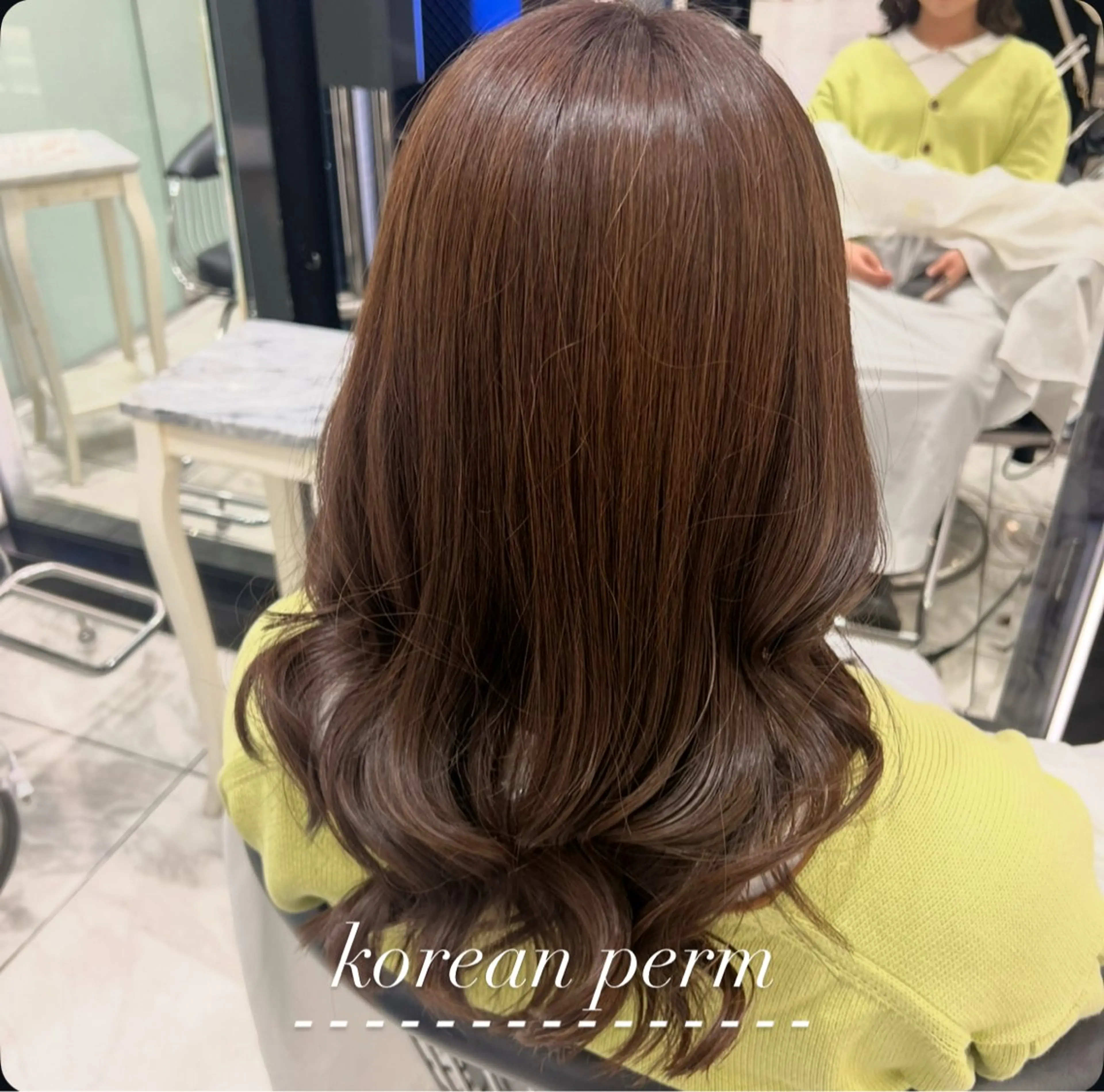 セミロング パーマ カット パーマ トリートメント コテ巻きパーマ💙 シノヤユイのヘアスタイル