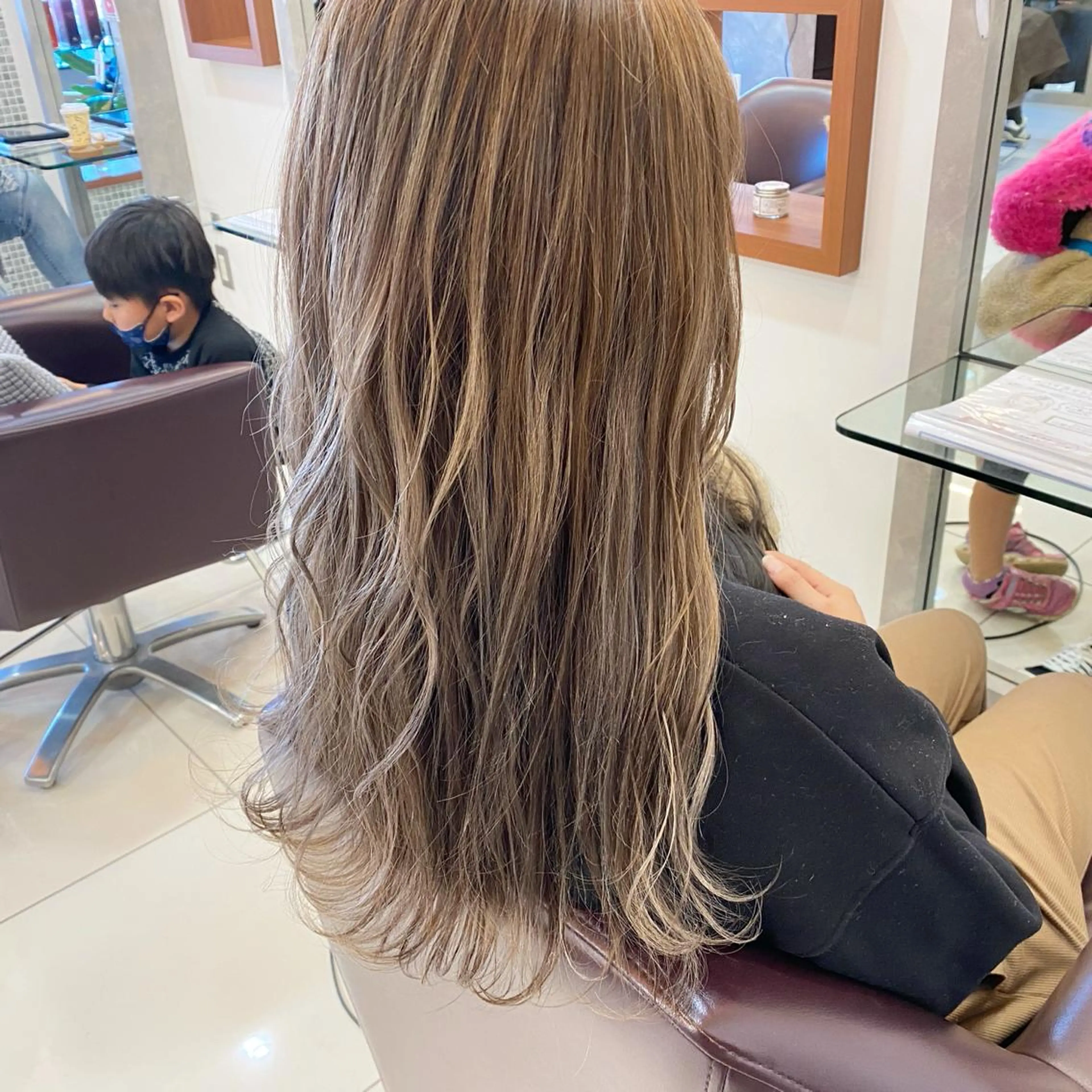 ロング カラー 透明感カラー グレージュ ハイライトカラー ミルクティーグレージュ ハイライト カット ヘアカラー トリートメント 鈴木 翔梧のヘアスタイル