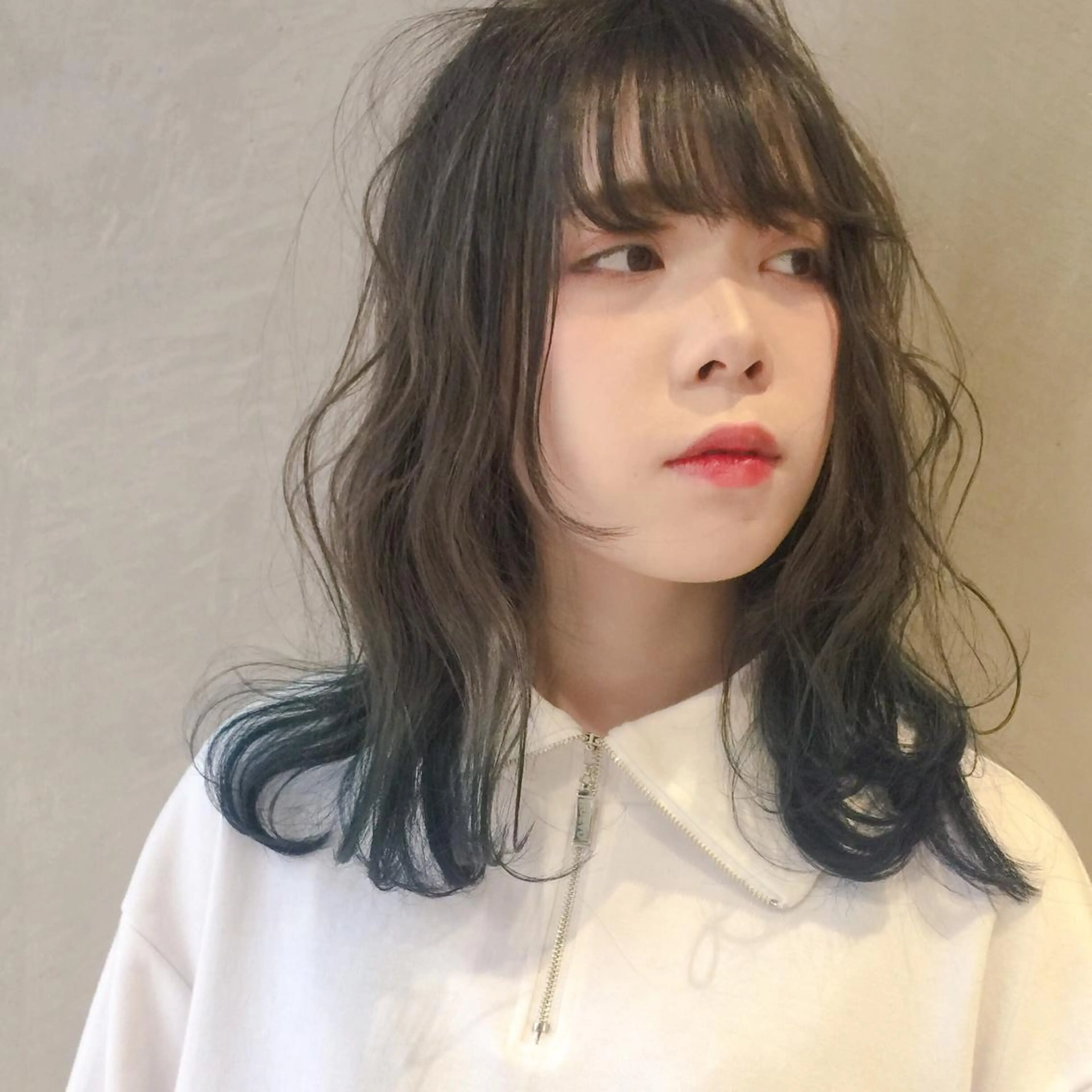 ミディアム カラー ホワイト&レイヤーカ ットエクステ長畠俊輔のヘアスタイル