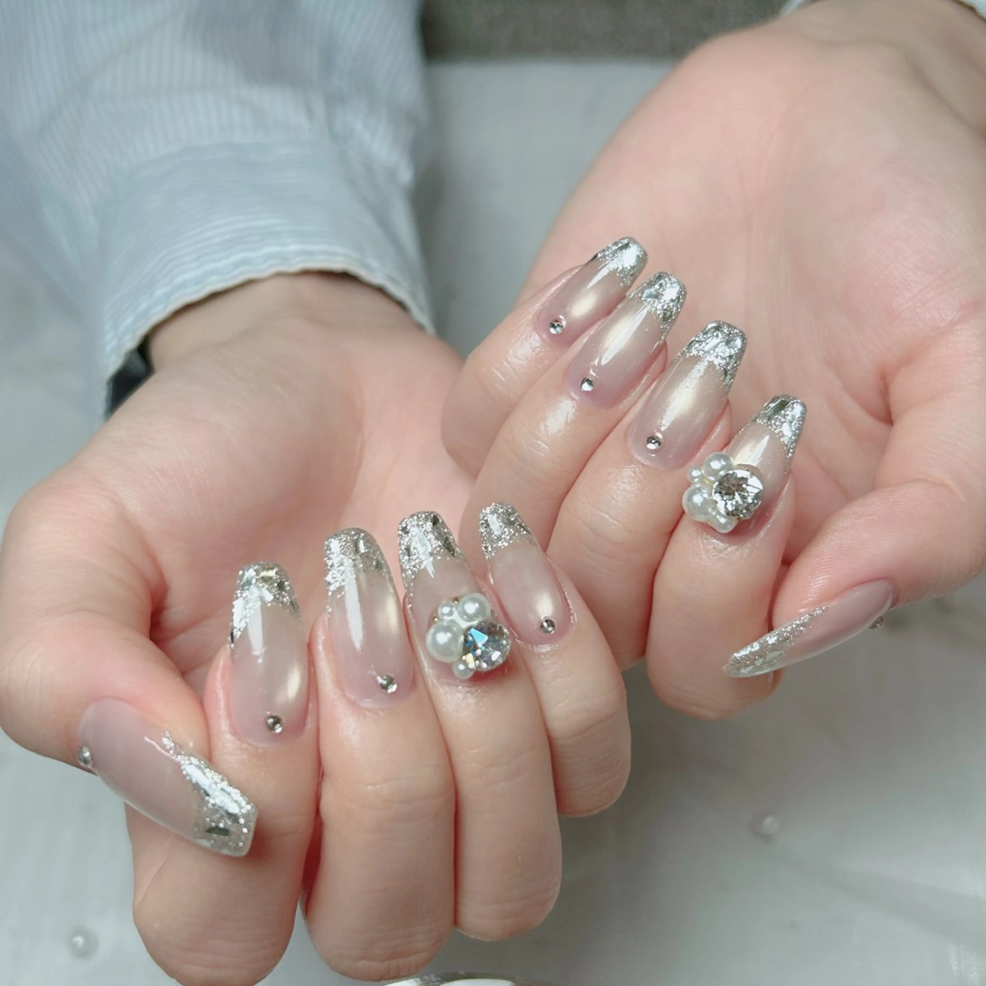 ネイル オーロラネイル フラワーネイル フレンチネイル キラキラネイル ラメ(グリッター) ハンドネイル Cute Tips nailのネイルデザイン