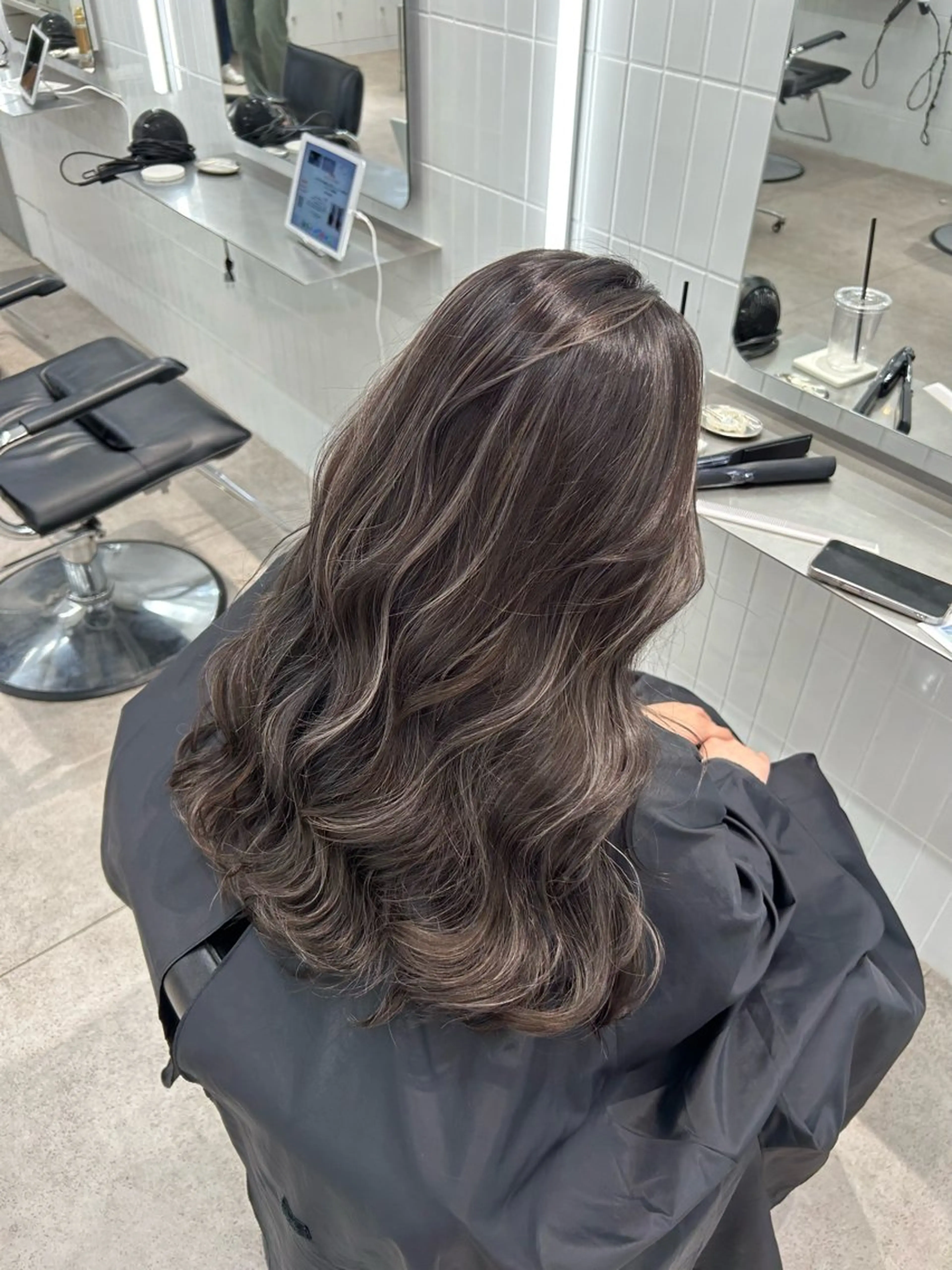 ロング ヘアカラー ミルクティーベージュ オリーブグレージュのヘアスタイル