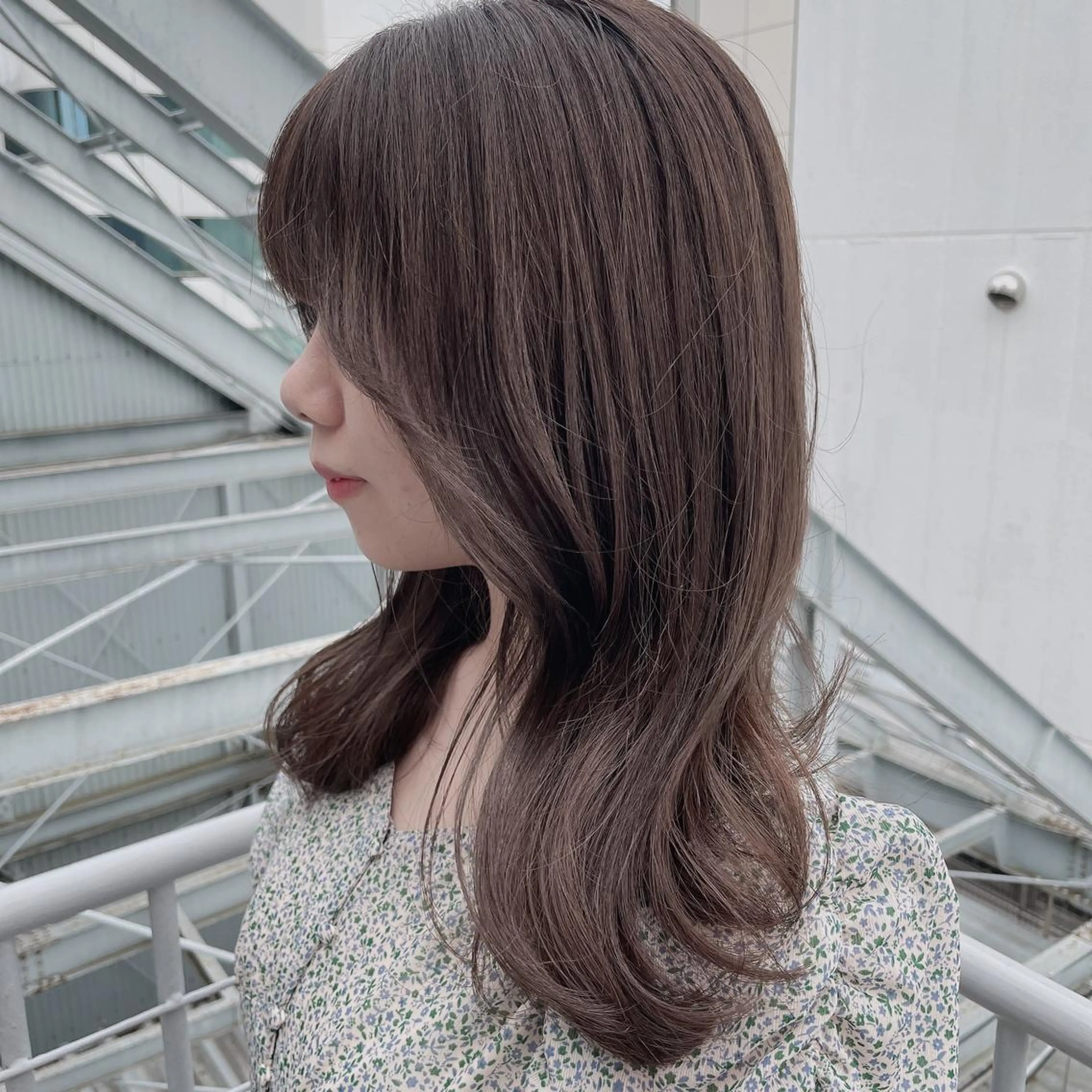 ミディアム カラー レイヤーカット 透明感カラーのヘアスタイル
