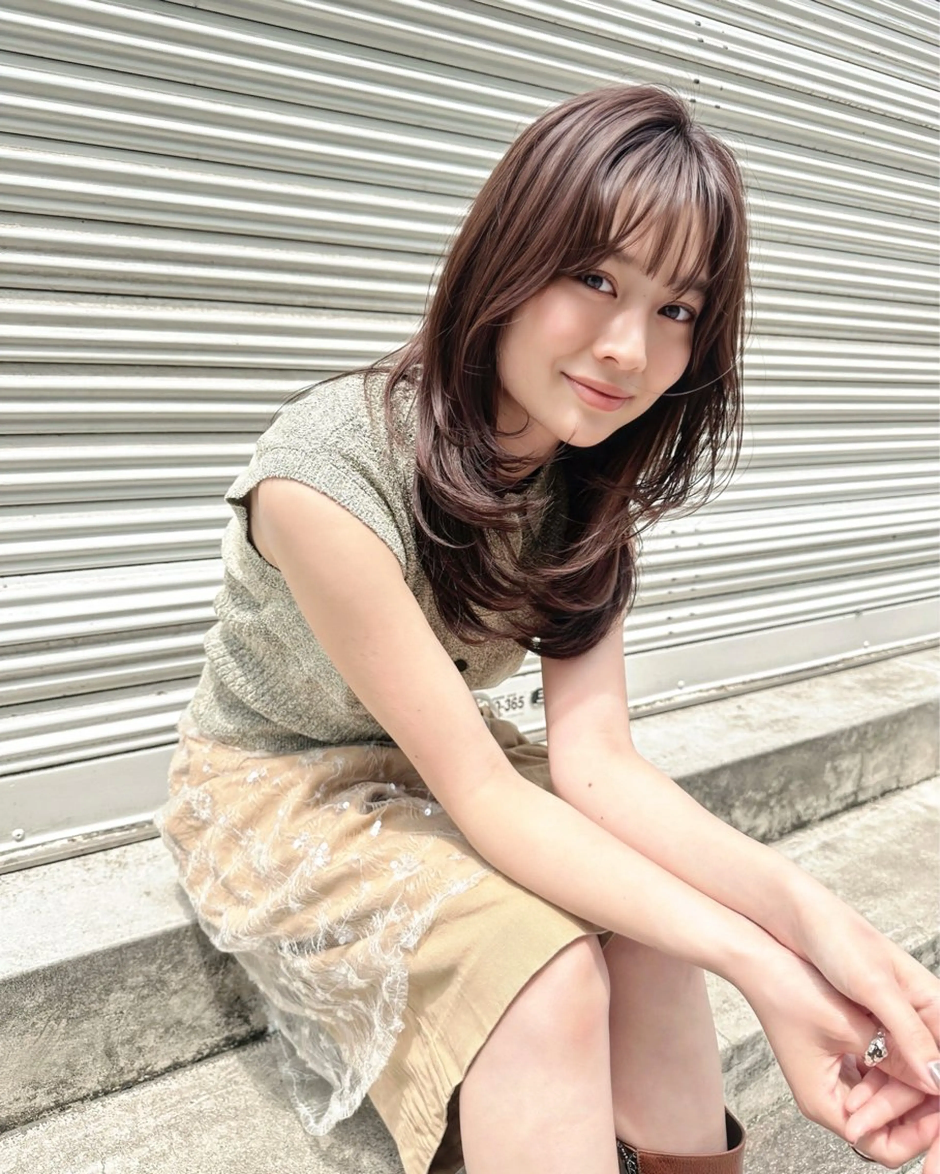 セミロング レイヤーカット 鎌倉 彩のヘアスタイル