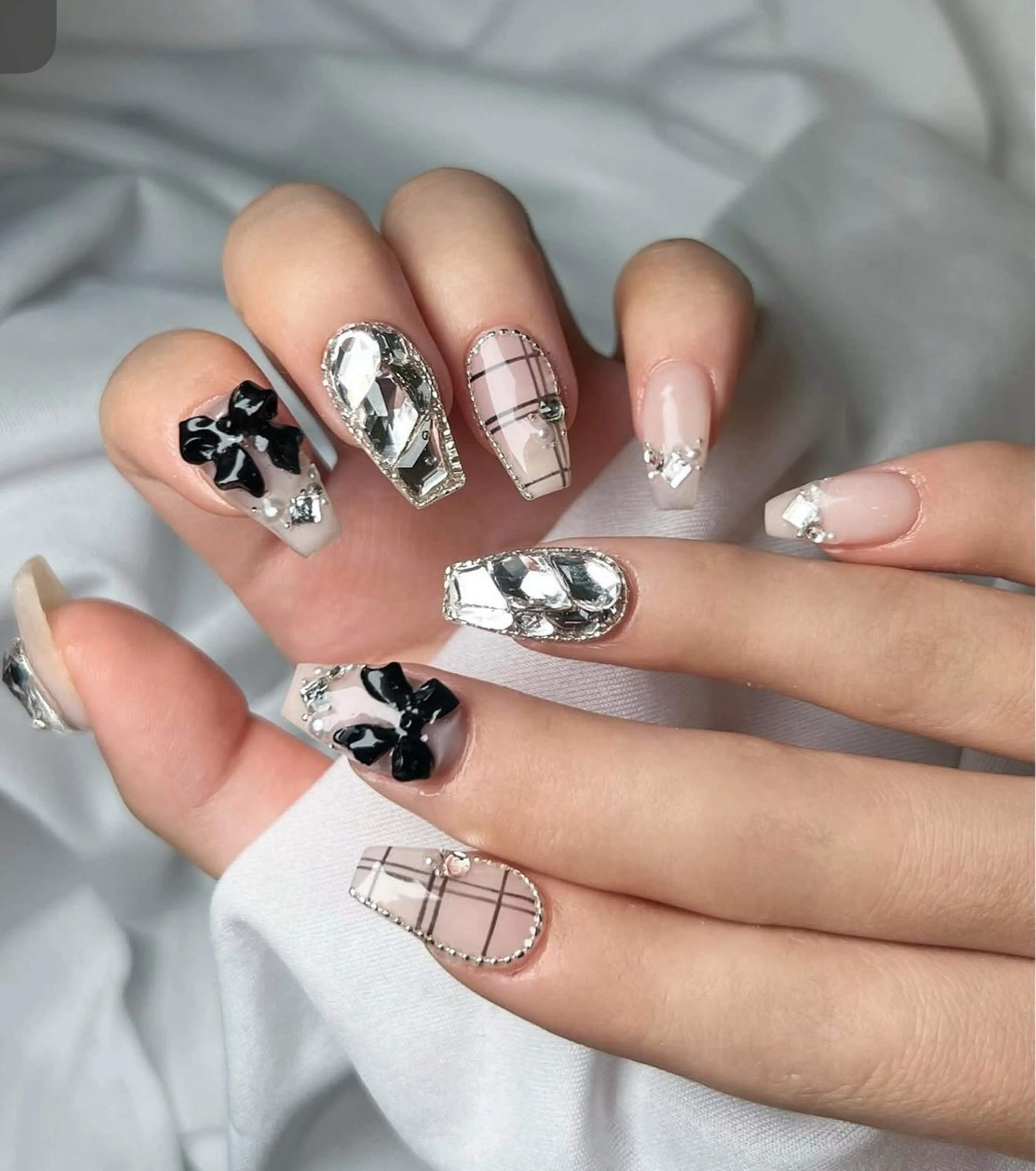 ネイル キラキラネイル マグネットネイル ミラーネイル ニュアンスネイル 春ネイル ハンドネイル Lyna 池袋のネイルデザイン