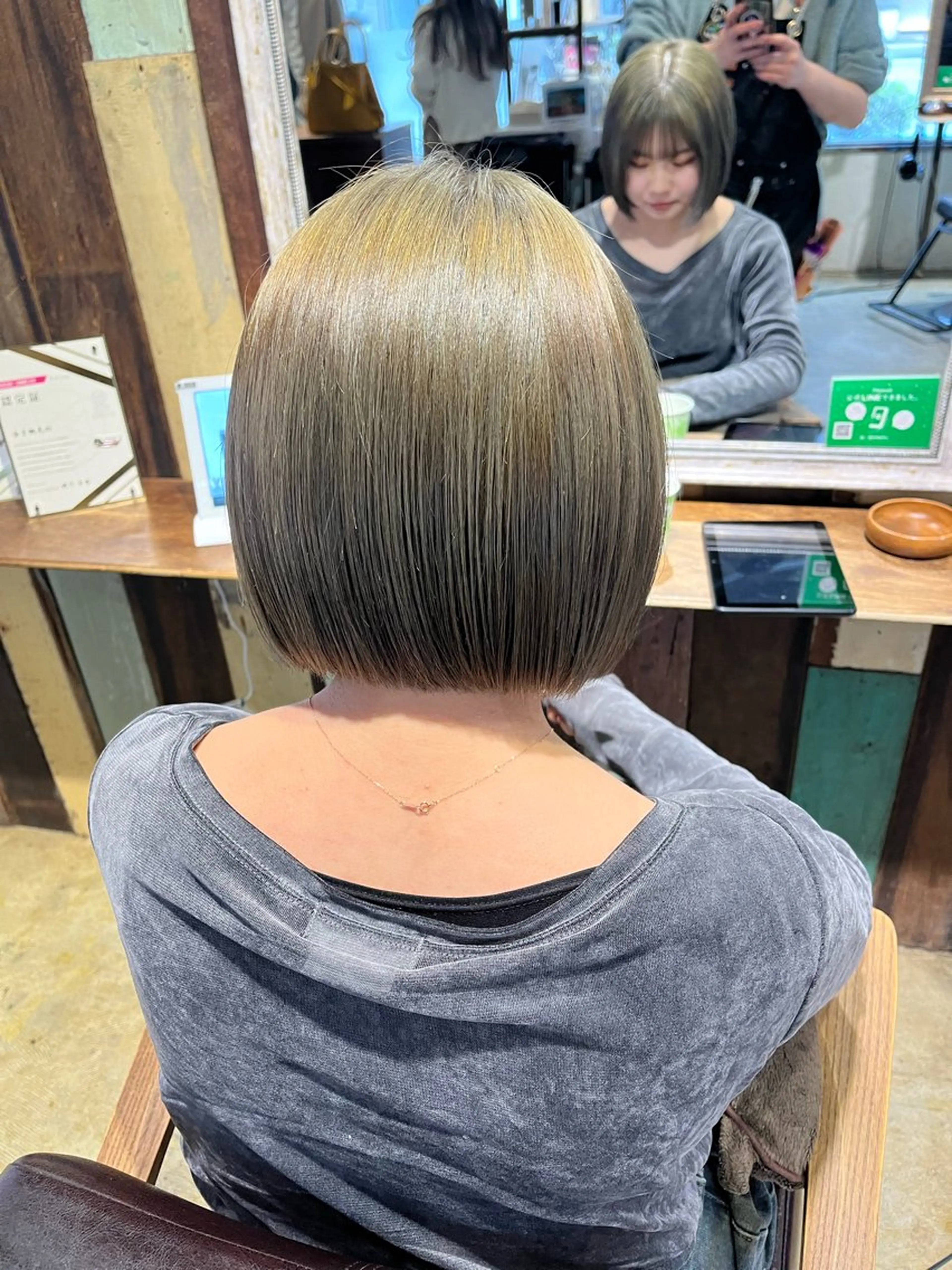 ショート カラー グレージュ オリーブグレージュ オリーブグレー ボブ えんぐちとも／透明感 カラー／博多ボブのヘアスタイル