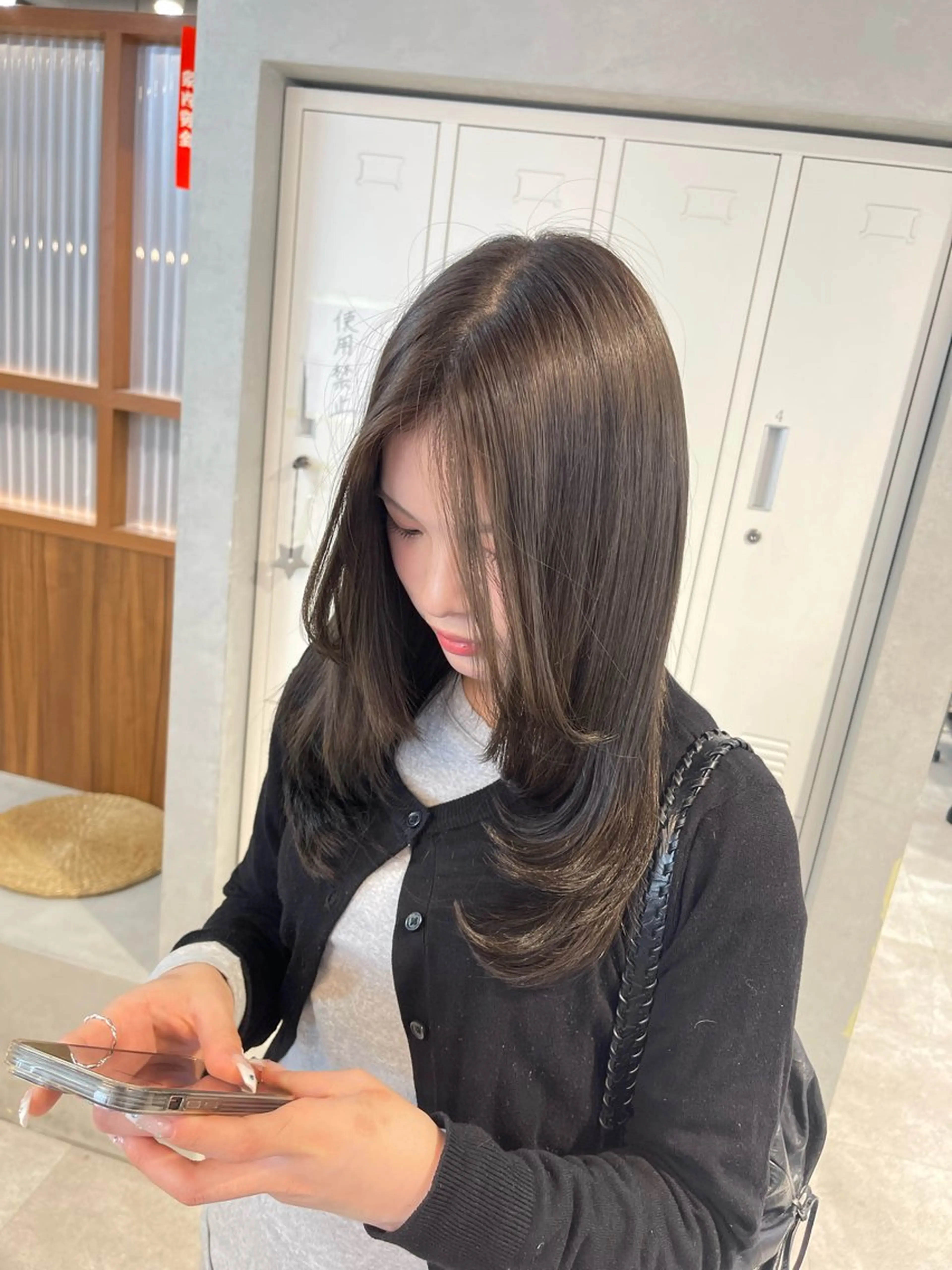 ミディアム EIGHT 濱田響のヘアスタイル