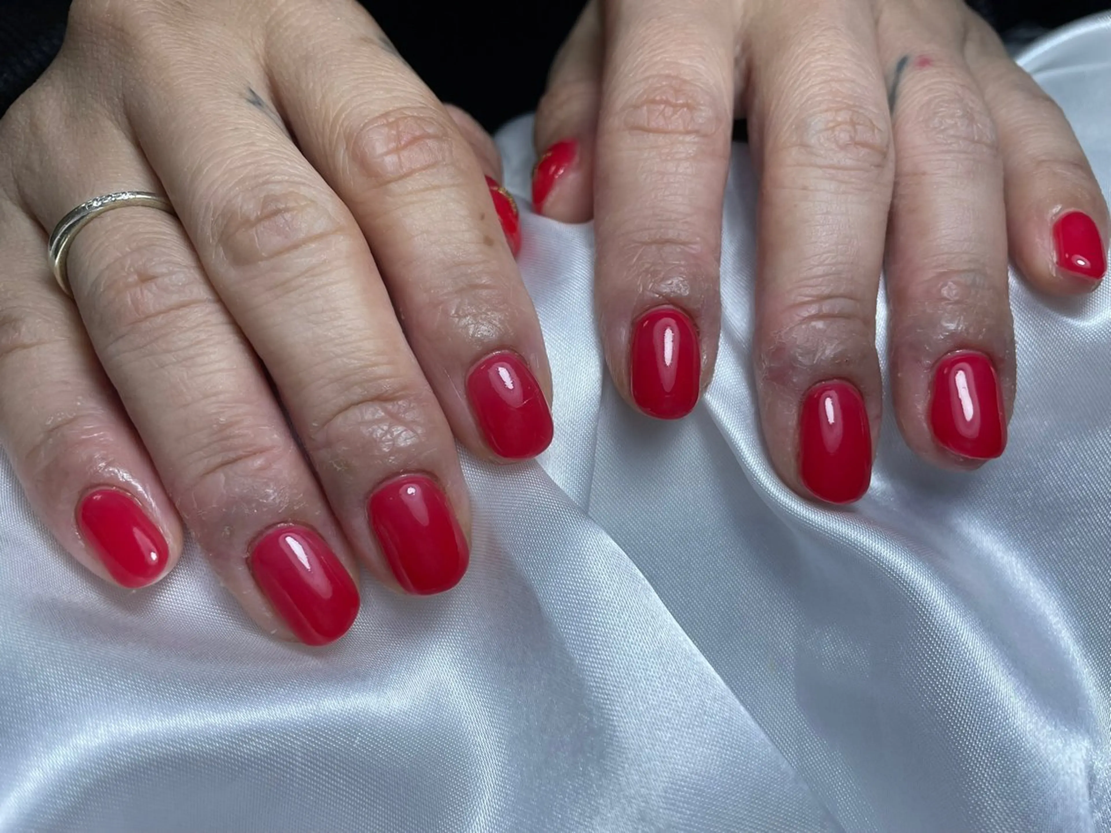 ネイル クリアネイル ワンカラーネイル 赤色 ハンドネイル alma (アルマ)のネイルデザイン