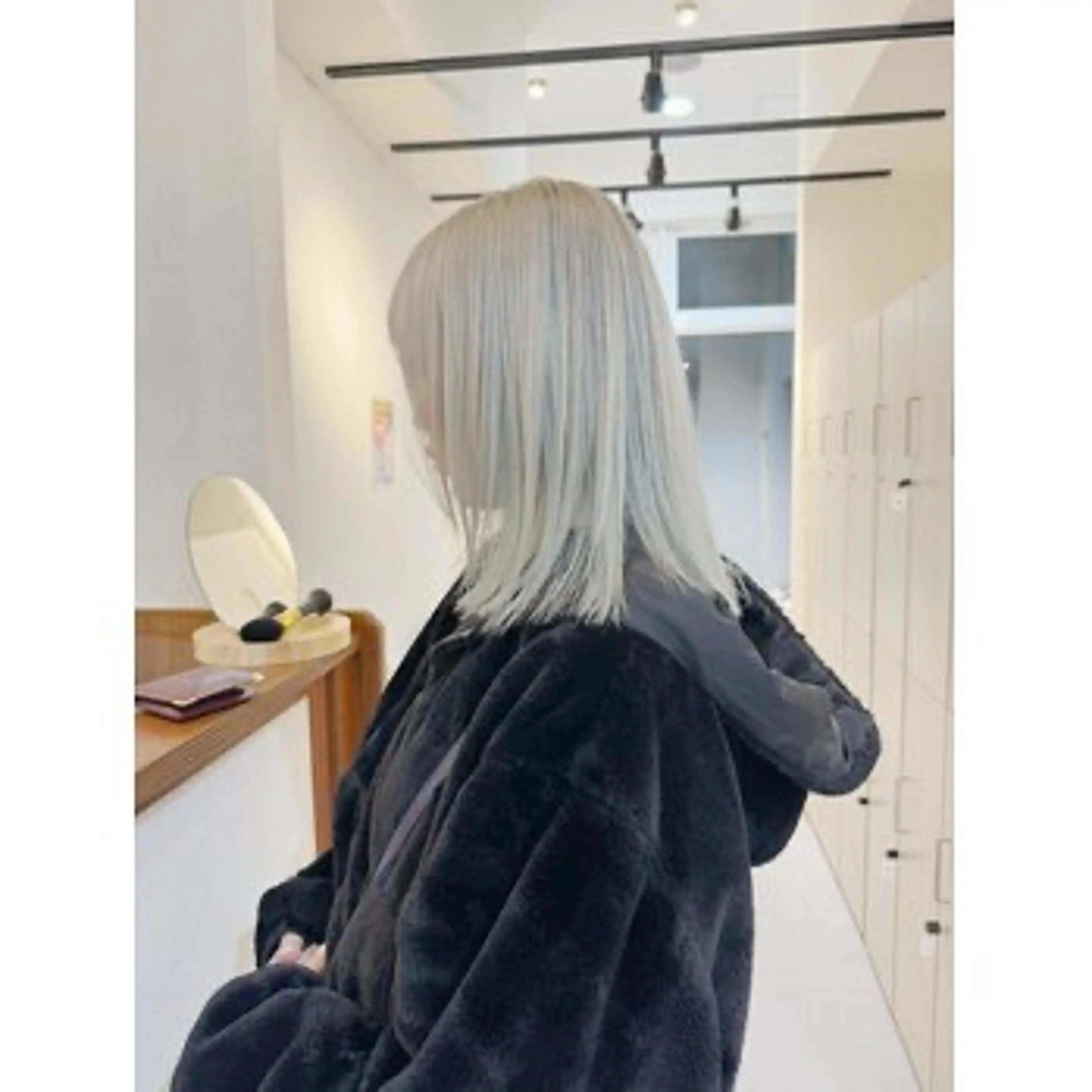 カラー ブリーチ ブロンド ホワイトブロンド 堤 裕香のヘアスタイル