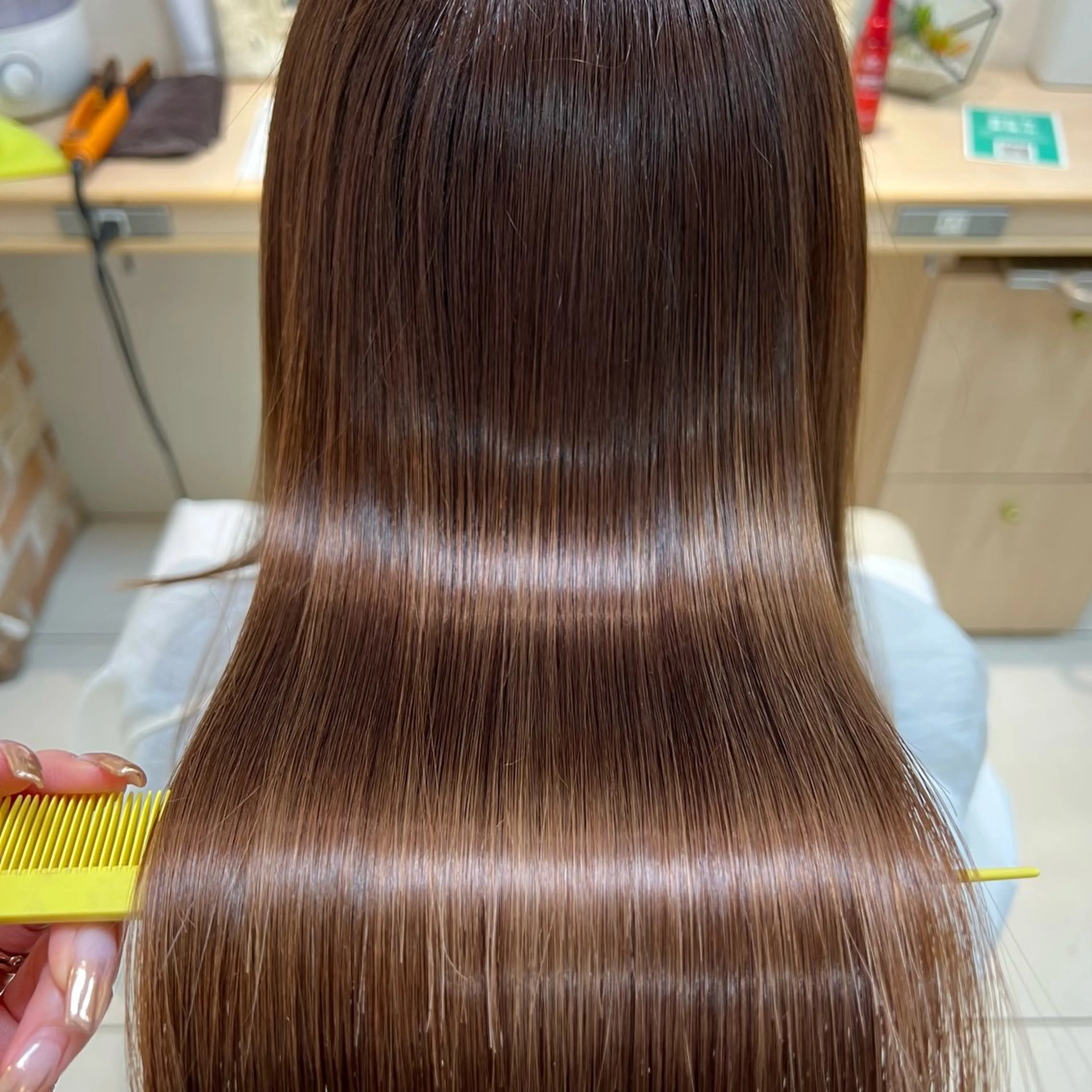 セミロング カット 縮毛矯正 トリートメント 店長ハイトーンカラー 柞山史奈のヘアスタイル